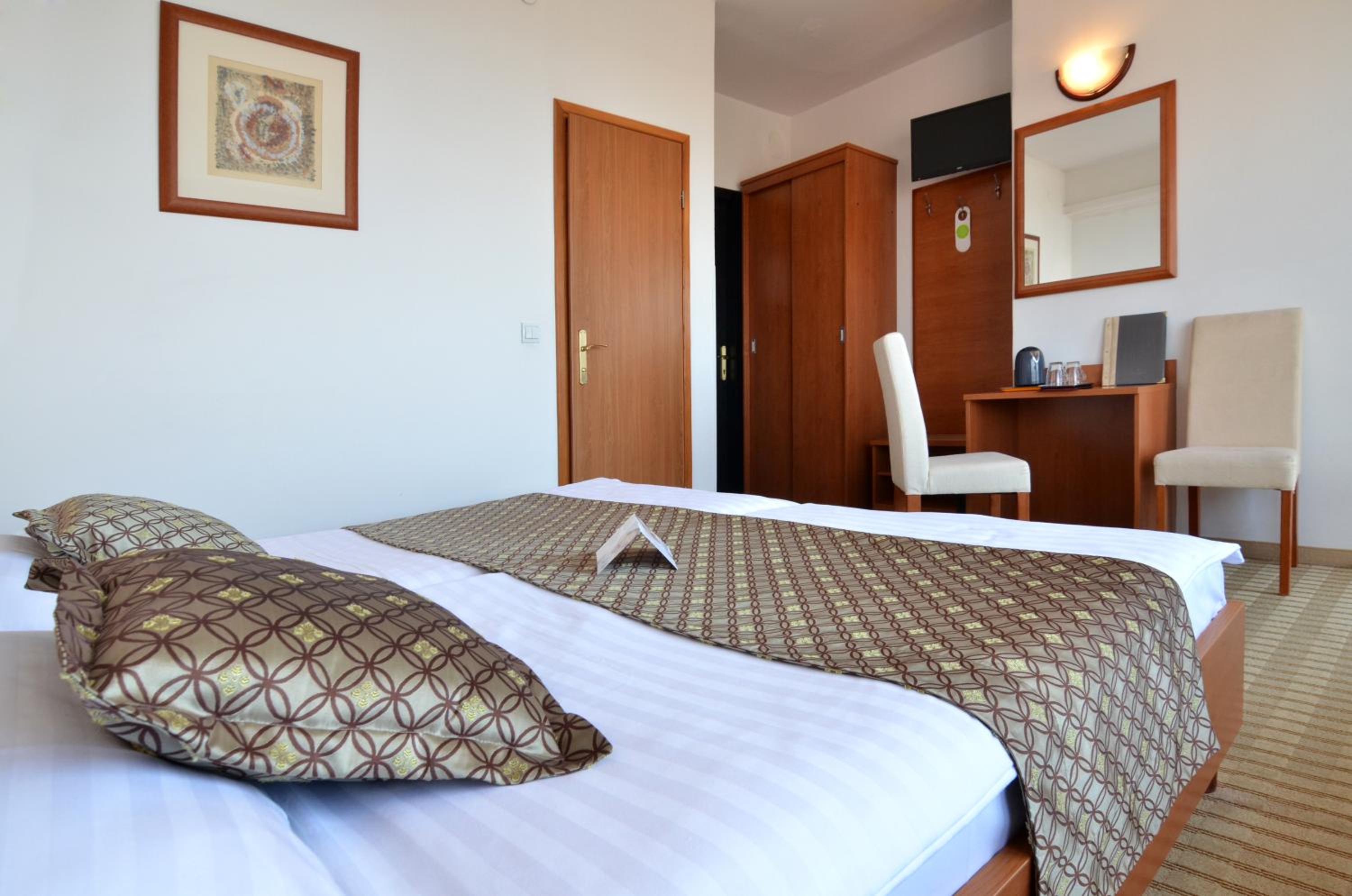 Standard Double or Twin Room - Photo 4