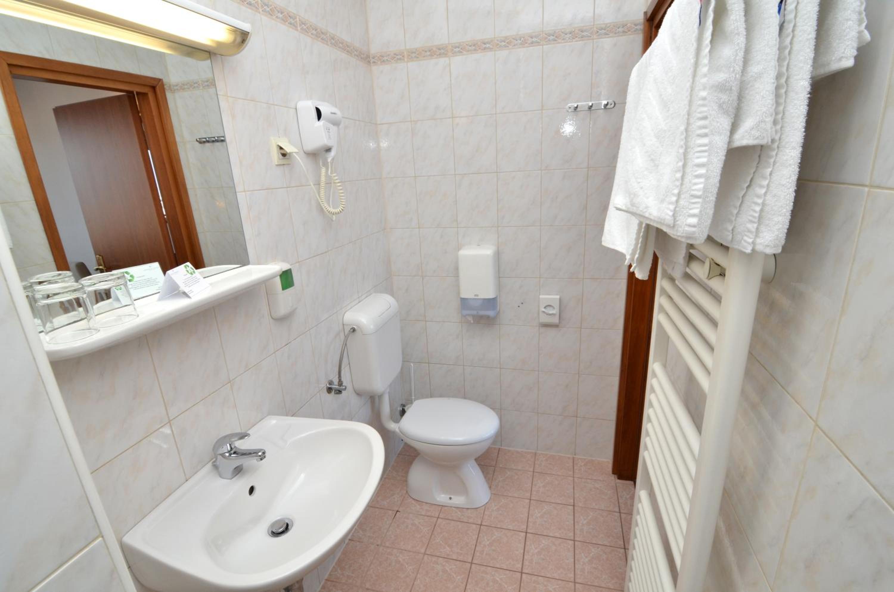Standard Double or Twin Room - Photo 2