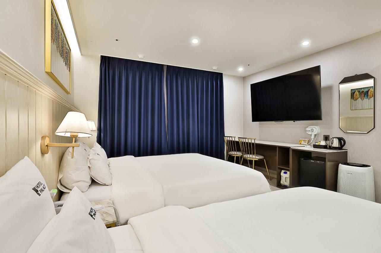 Premium Twin Room - Photo 4