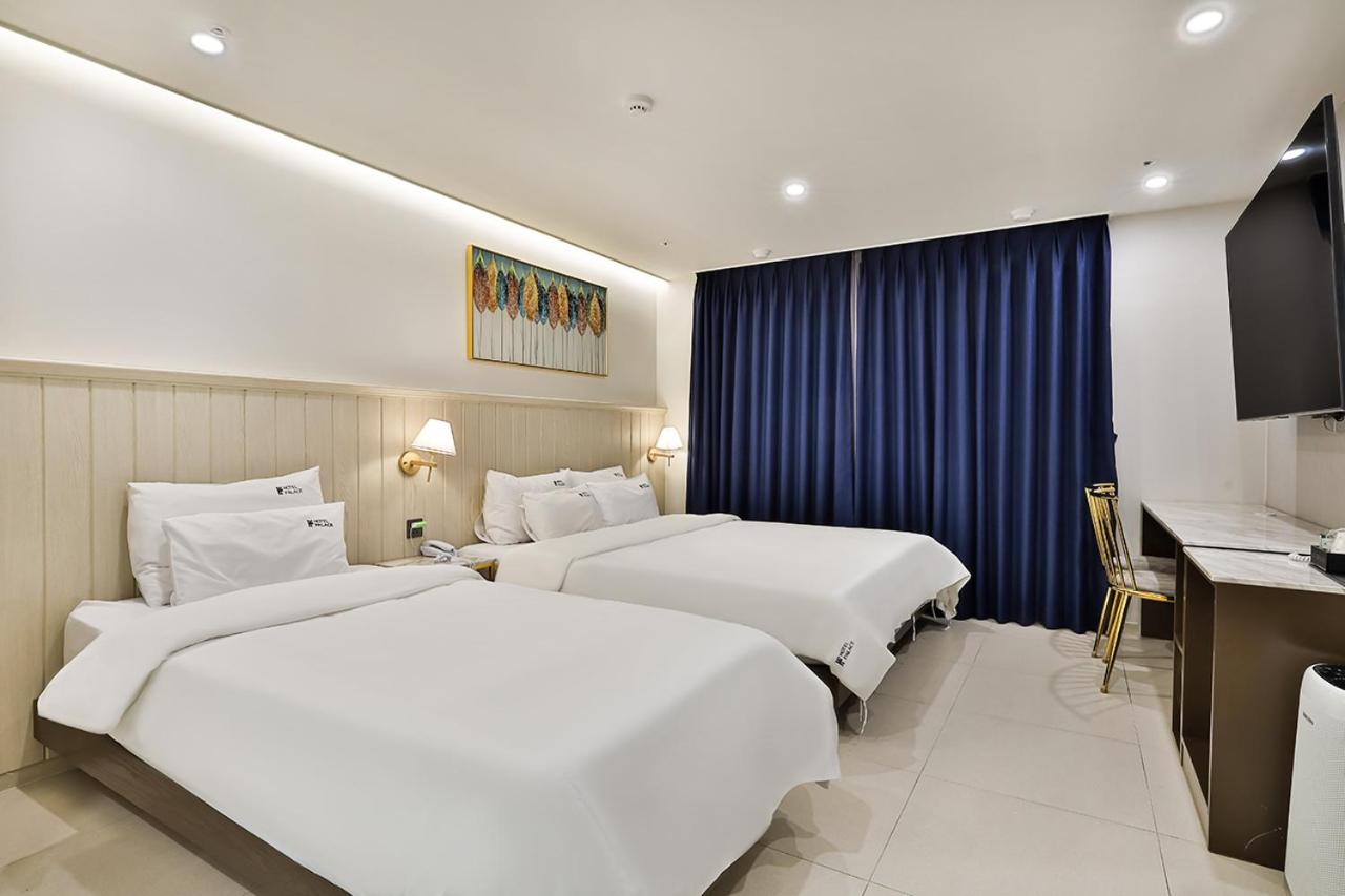 Premium Twin Room - Photo 1