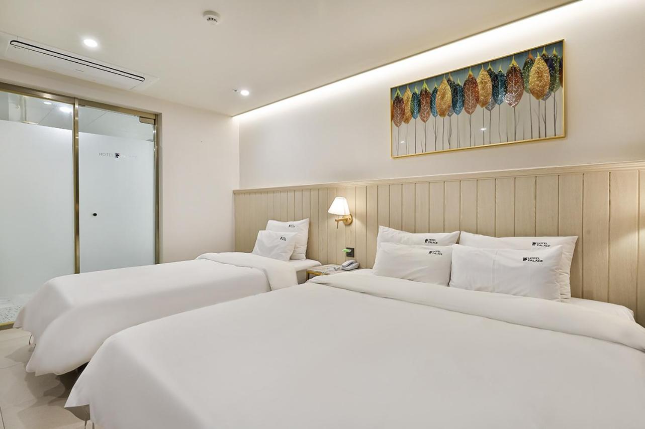 Premium Twin Room - Photo 3