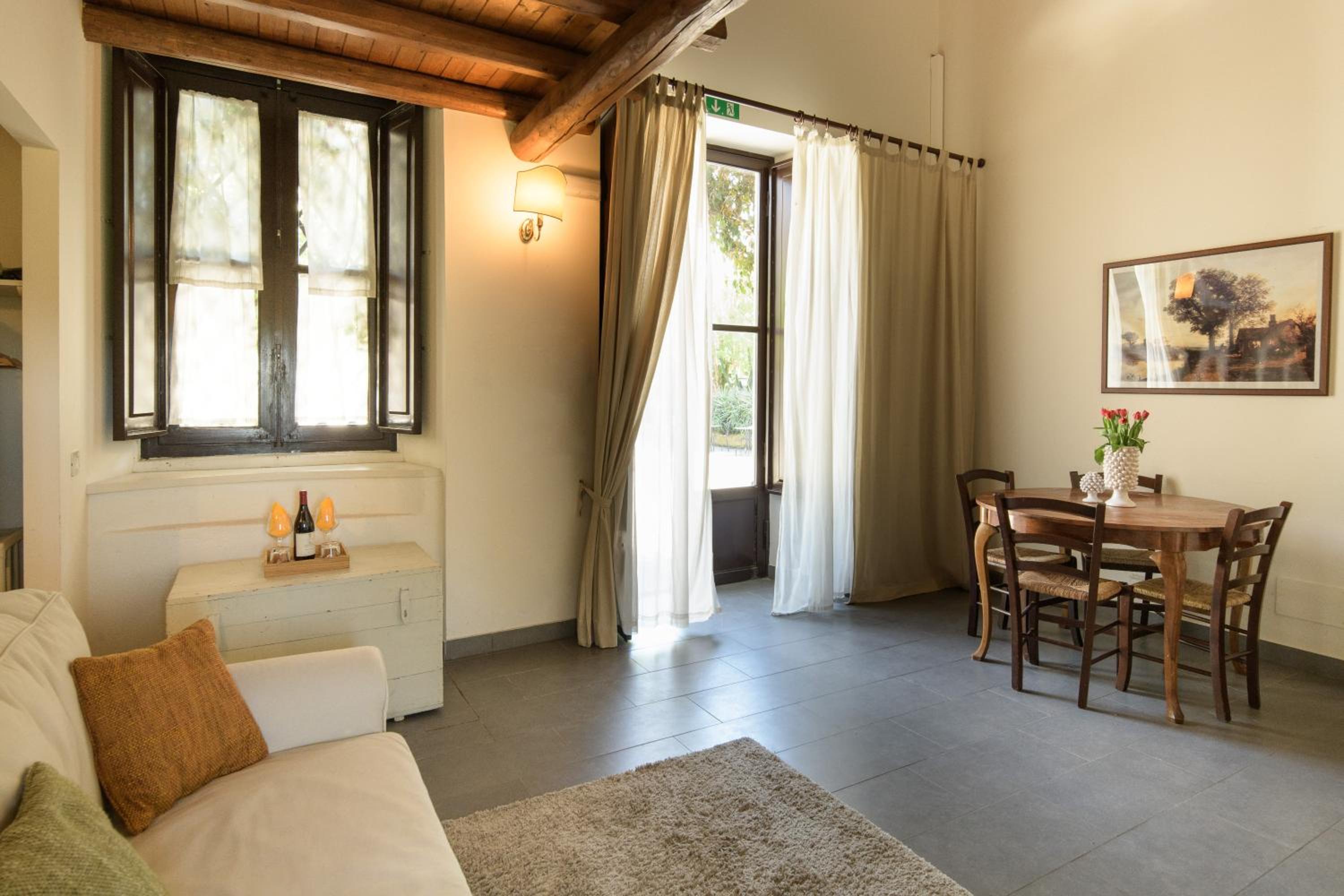 Suite - Photo 7