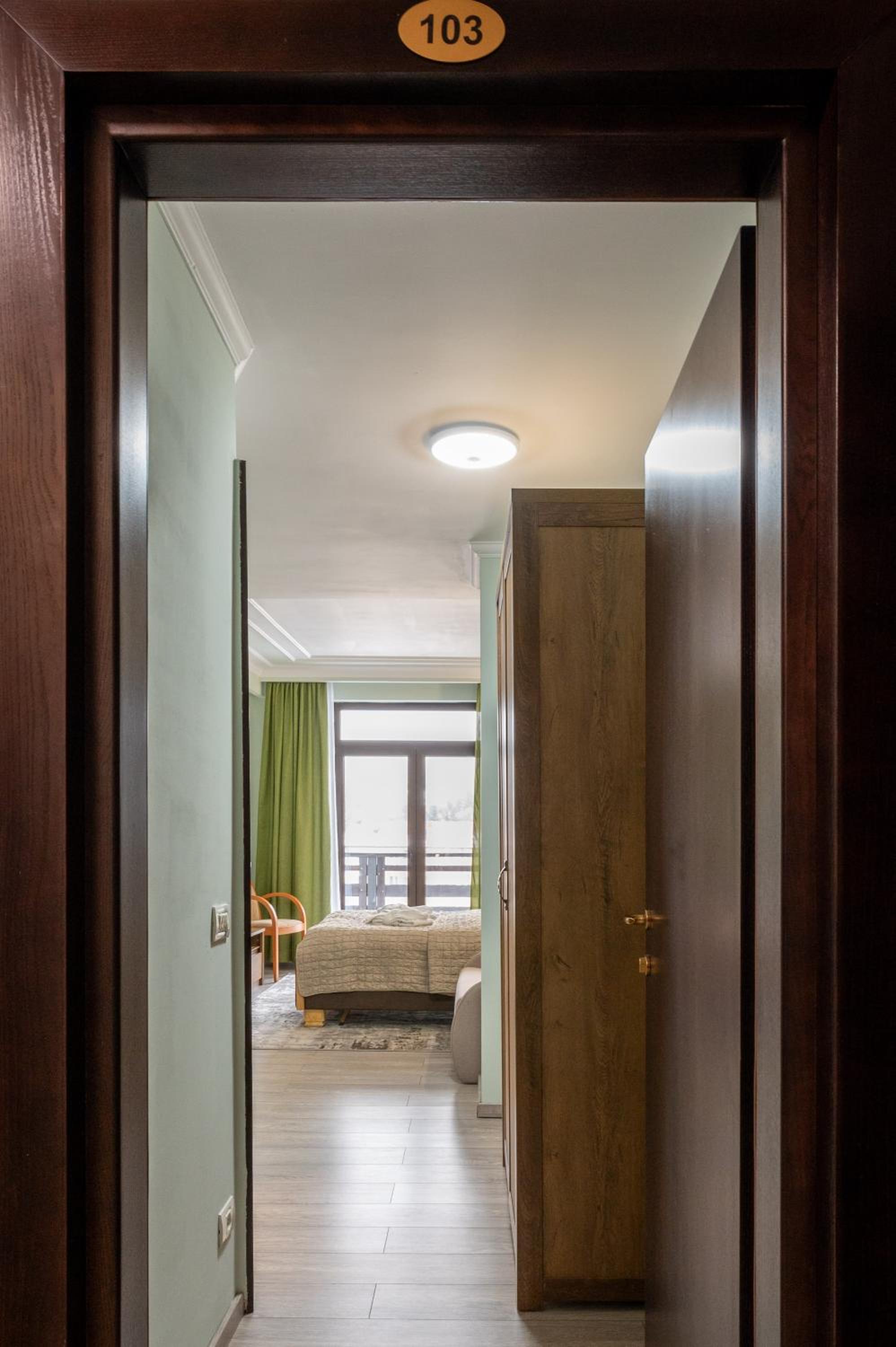 Deluxe Room (2 Adults + 1 Child) photo 1