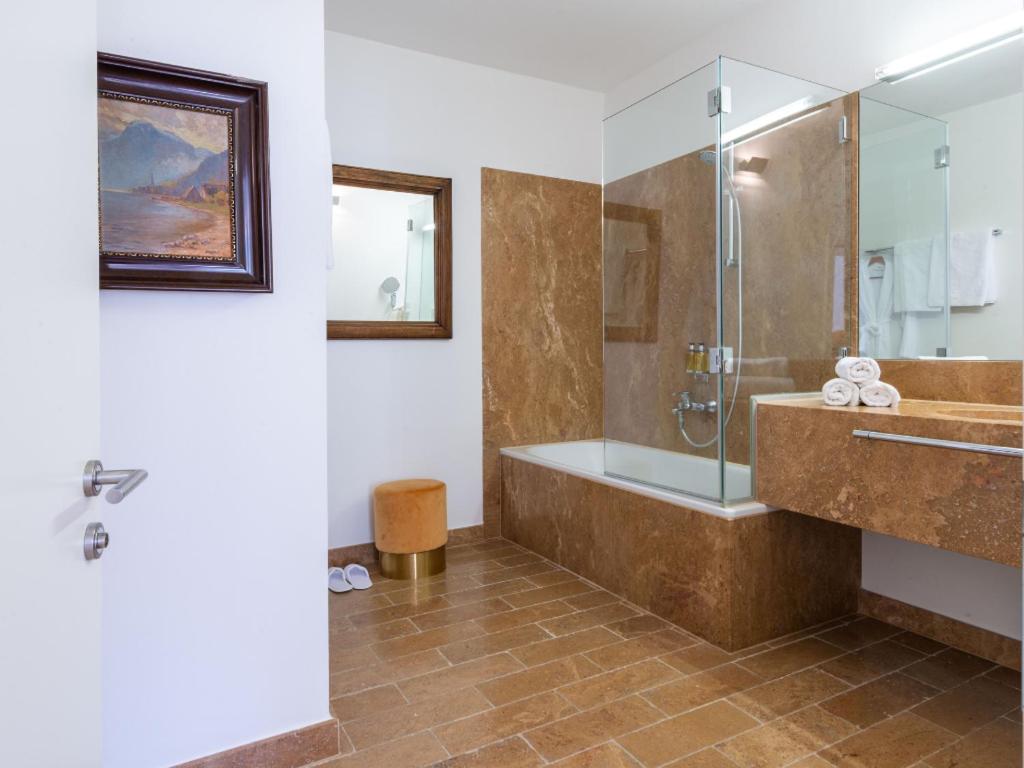Junior Suite with Balcony - Photo 20