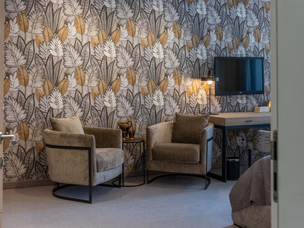 Junior Suite with Balcony - Photo 15