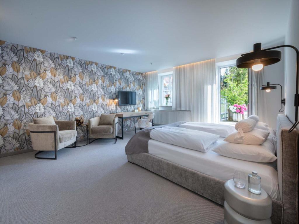 Junior Suite with Balcony - Photo 1