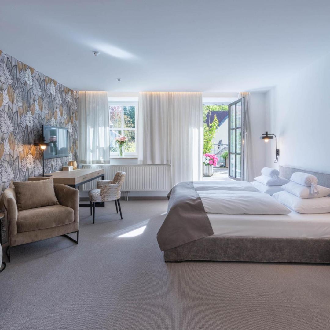 Junior Suite with Balcony - Photo 7