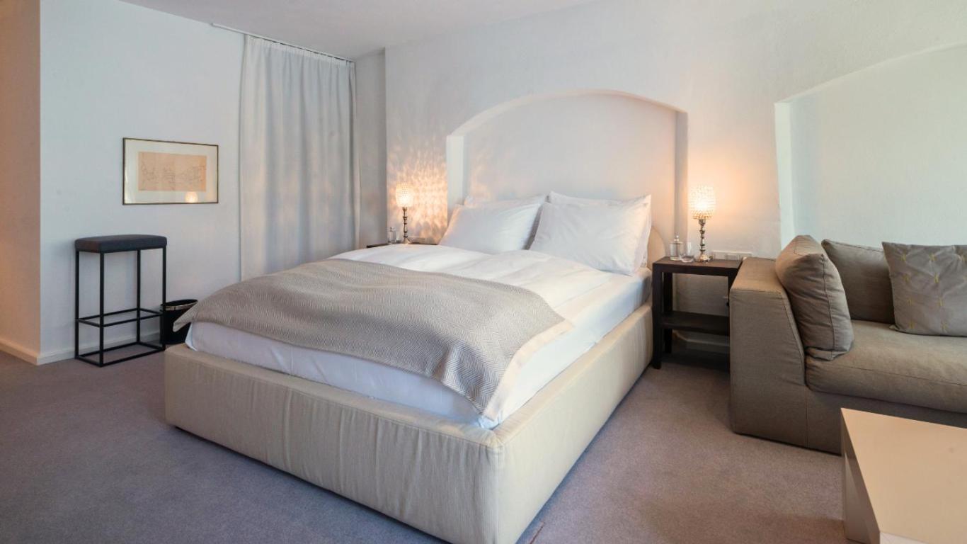 Suite - Photo 19