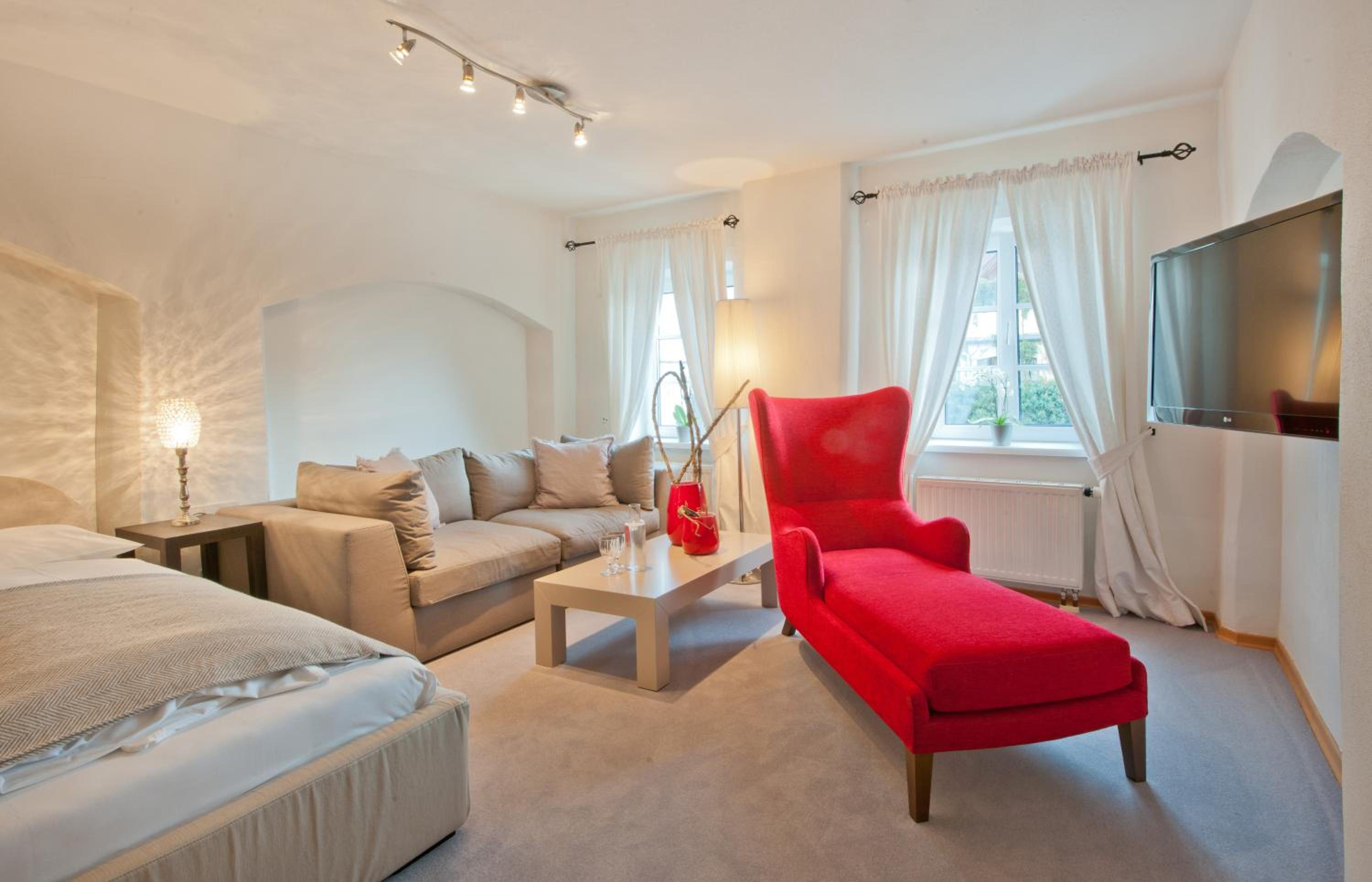Suite - Photo 13