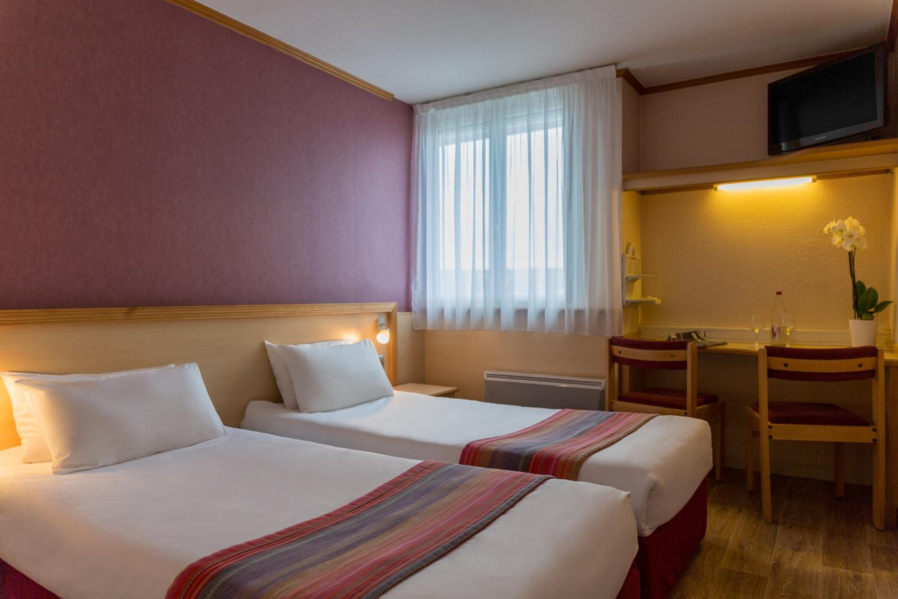 Standard Twin Room - Photo 1