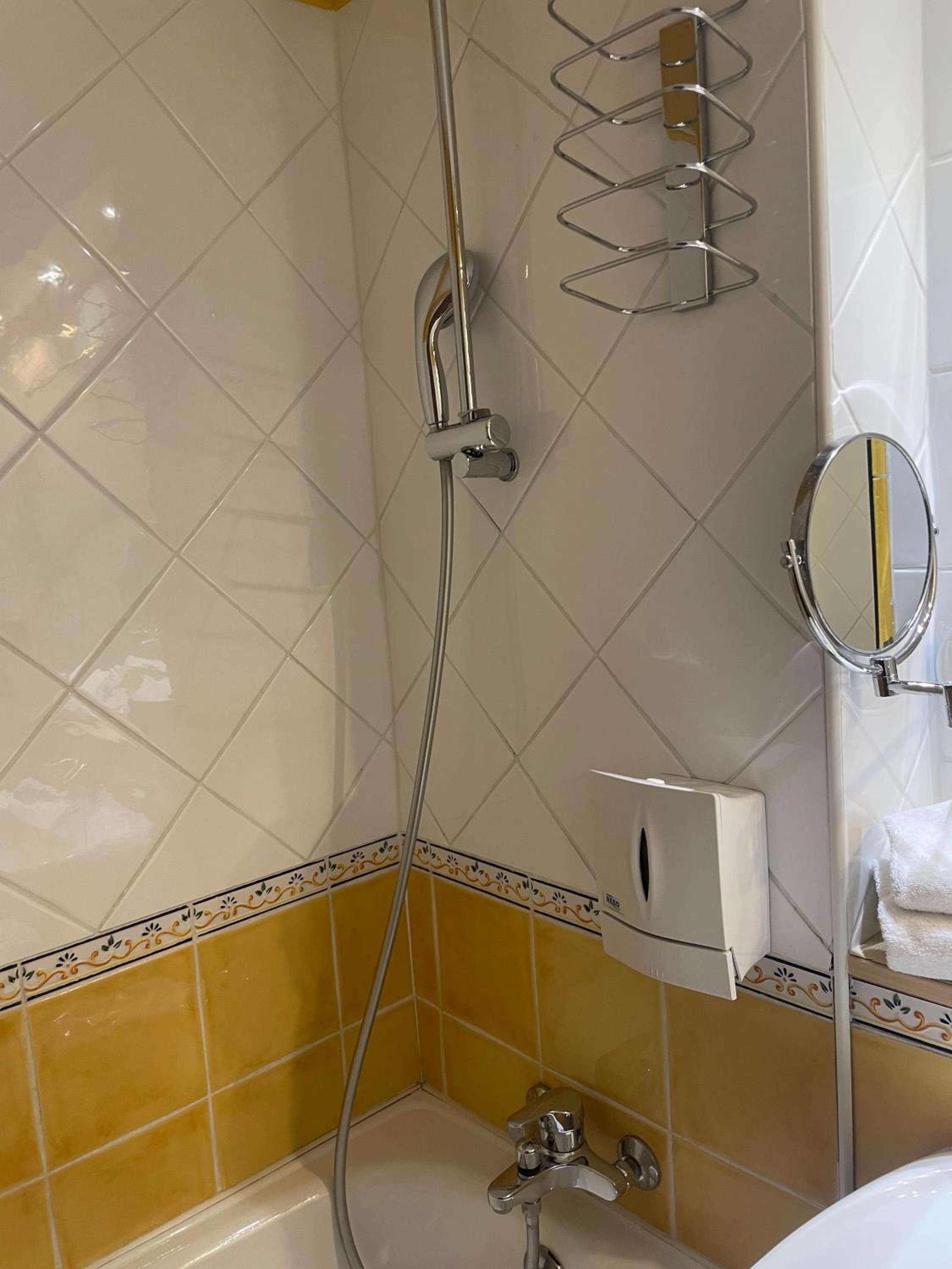 Standard Twin Room - Photo 4