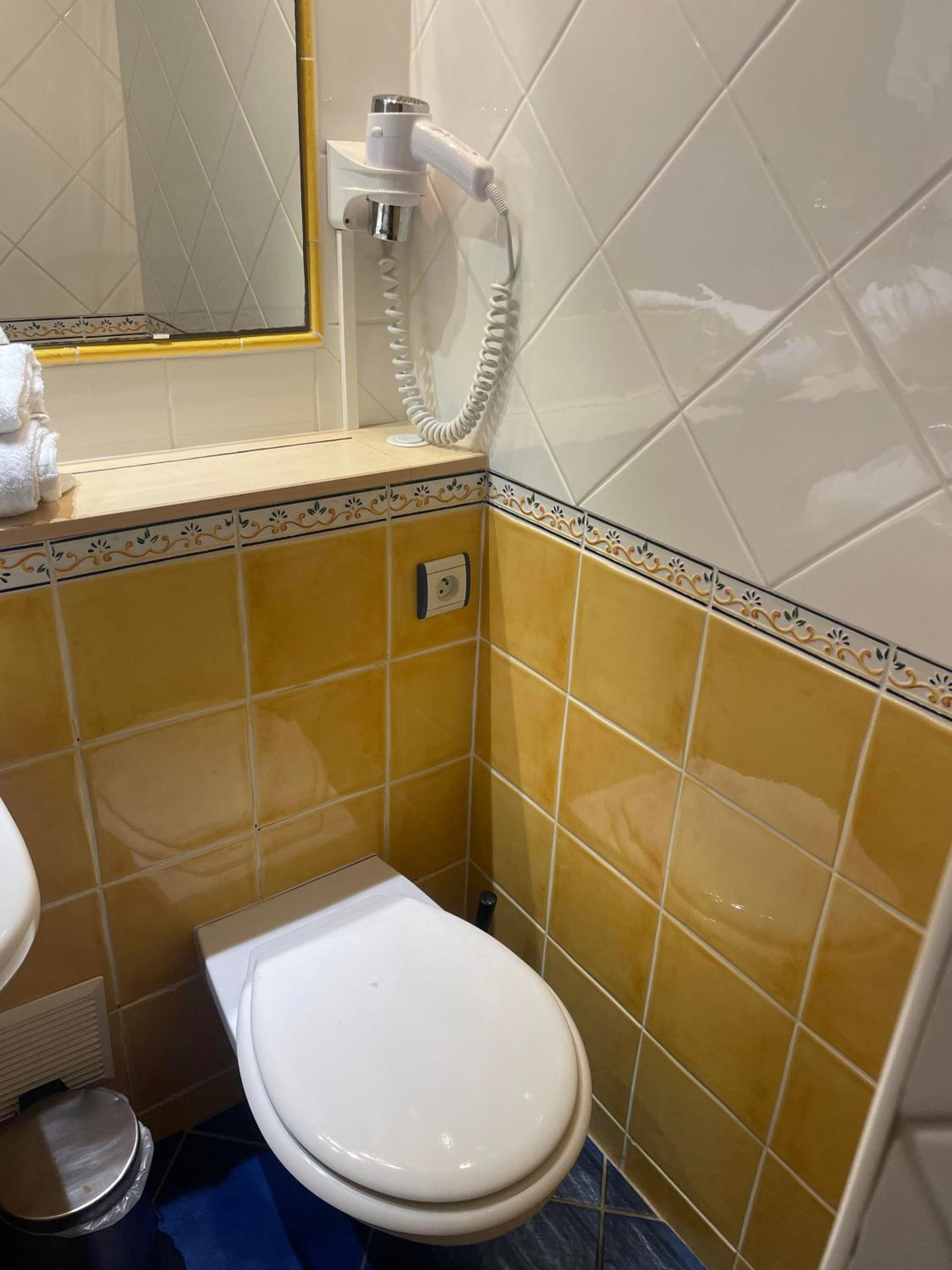 Standard Twin Room - Photo 3