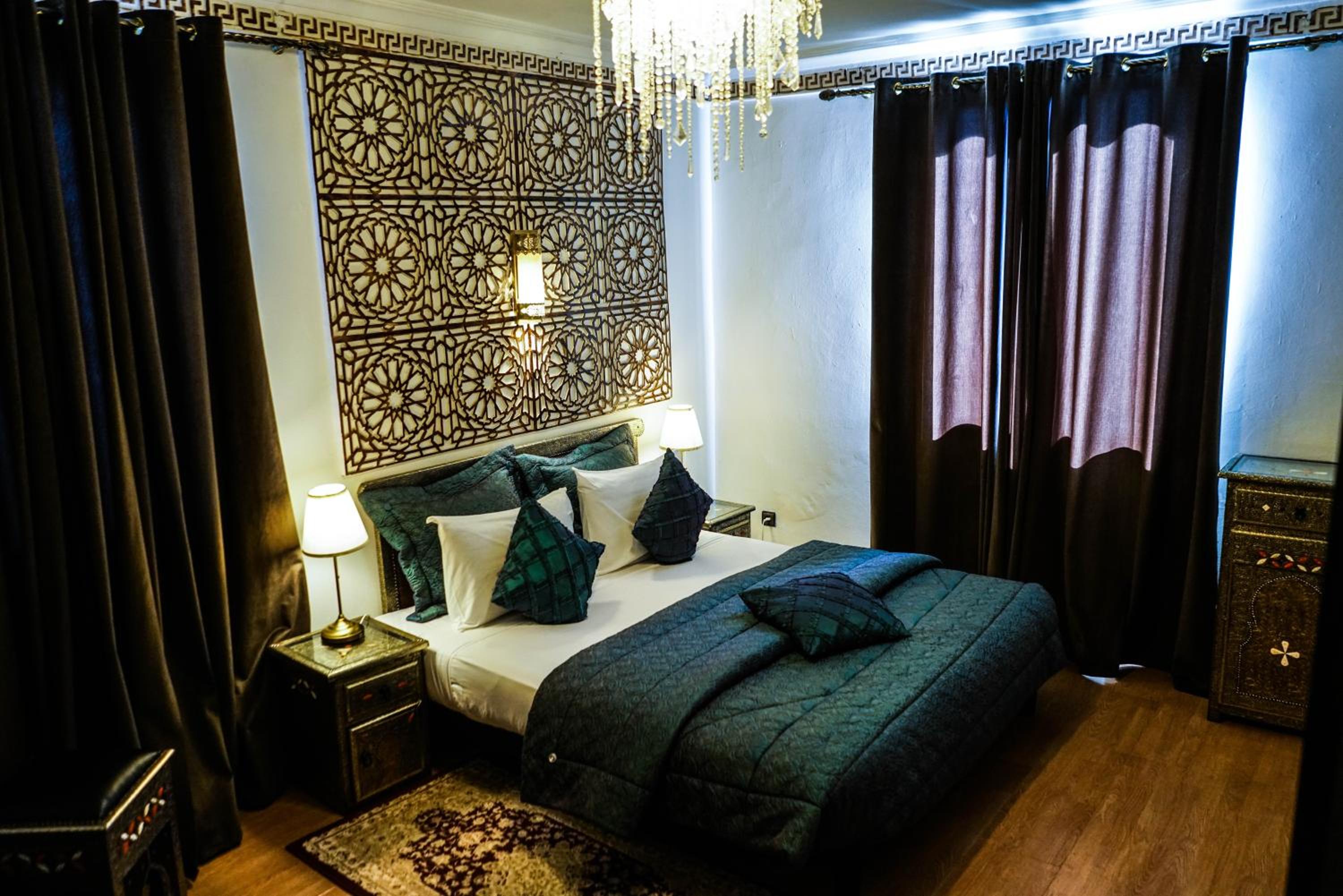 King Suite with Balcony - Photo 7