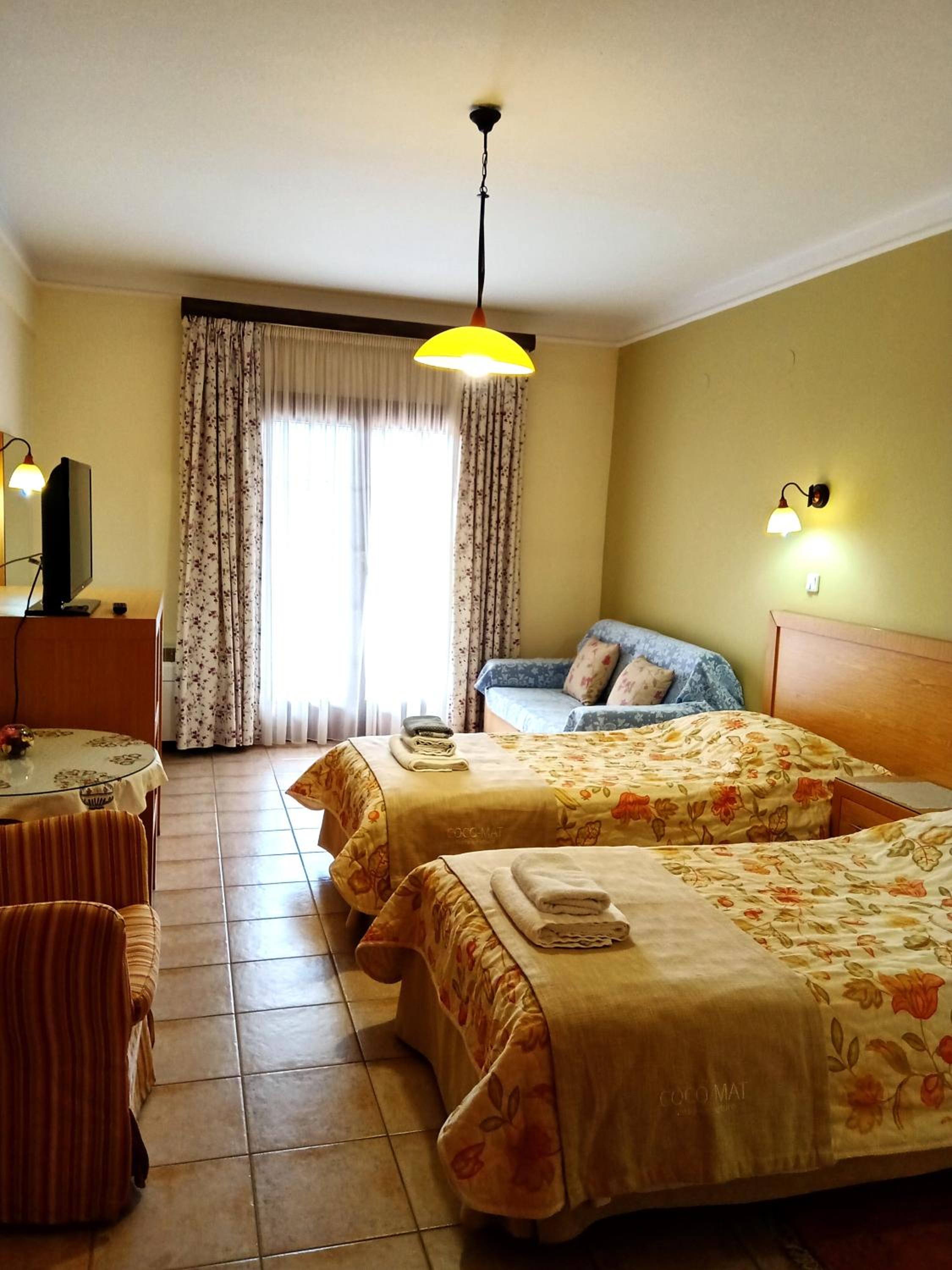 Twin Room - Photo 3