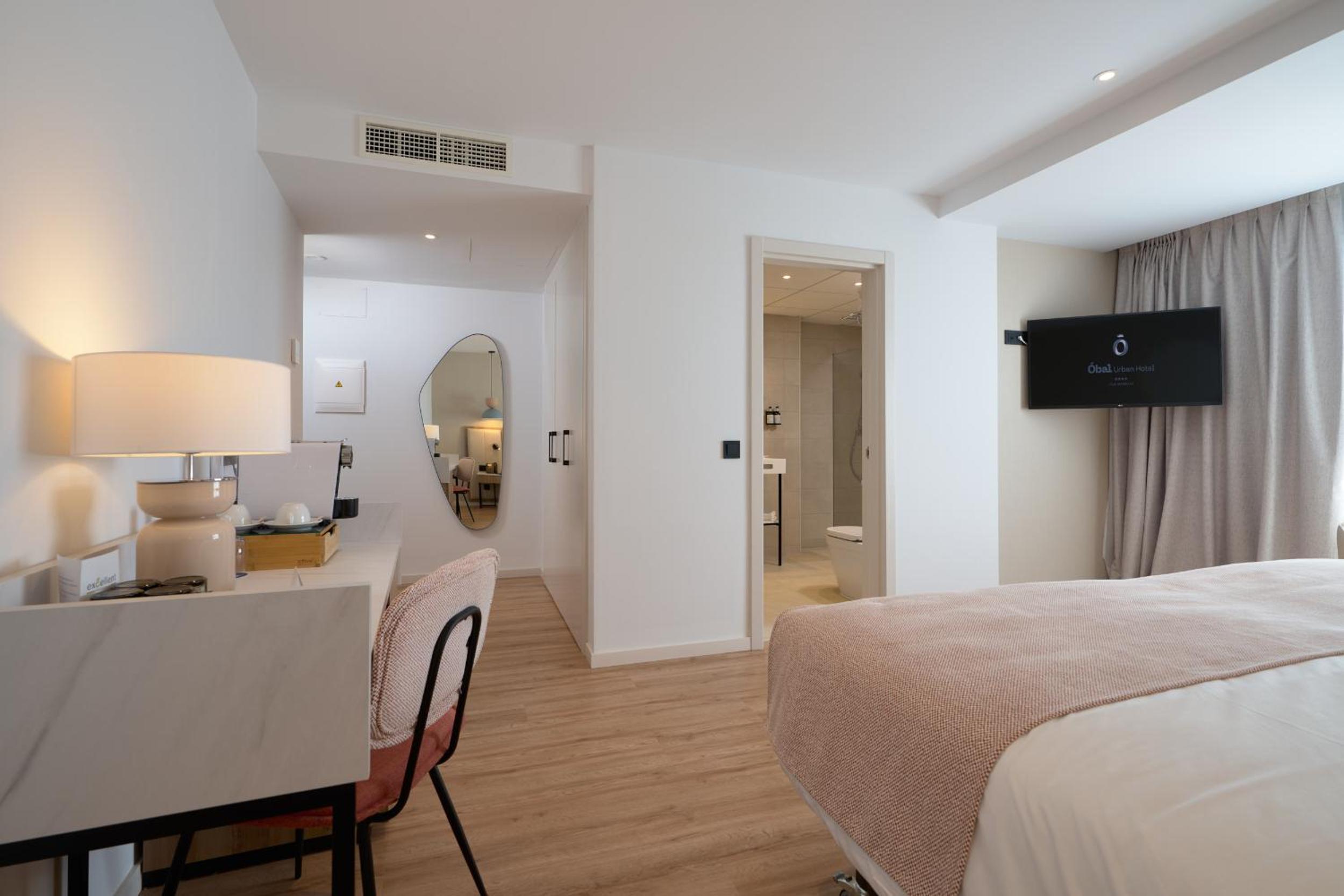 Premium Double or Twin Room thumbnail 5
