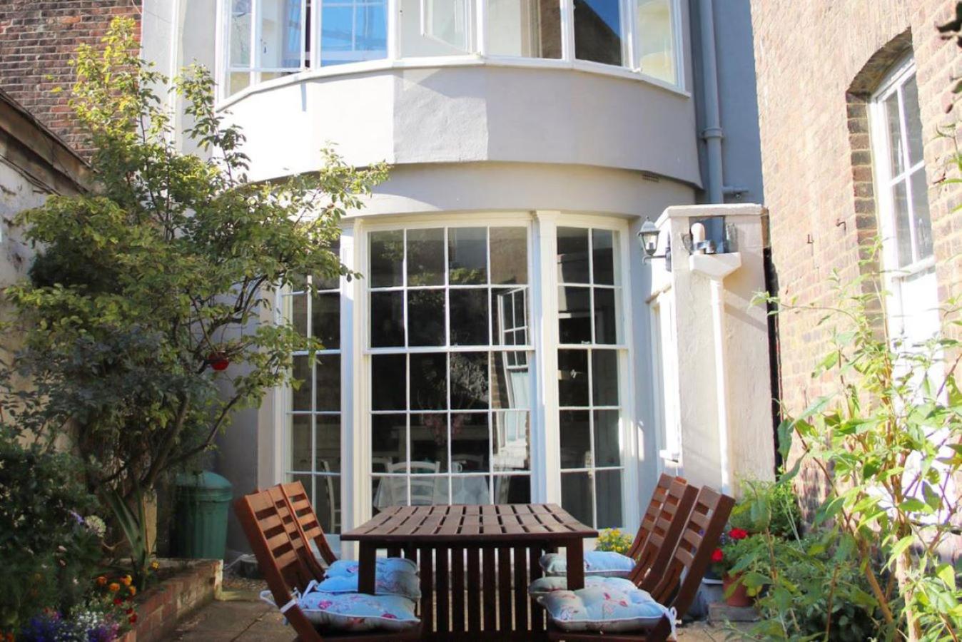 Five-Bedroom House photo 2