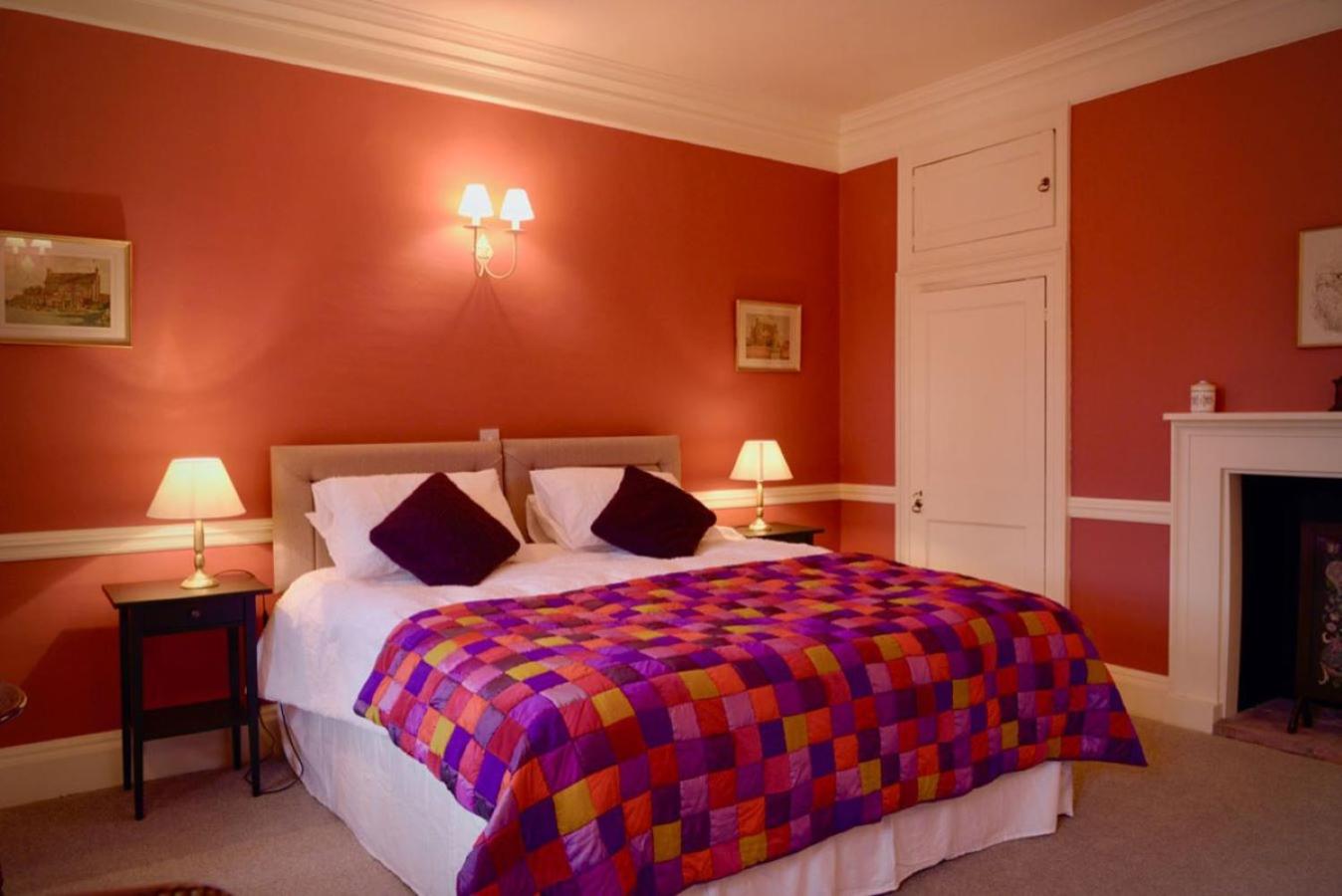 Five-Bedroom House photo 1