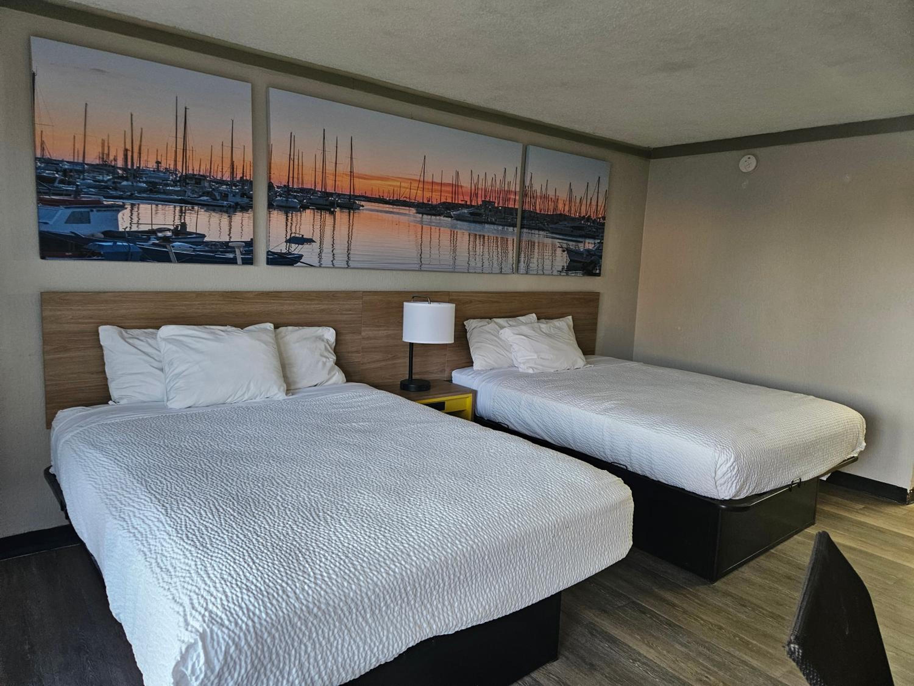 Queen Room with Two Queen Beds - Non-Smoking - Photo 6