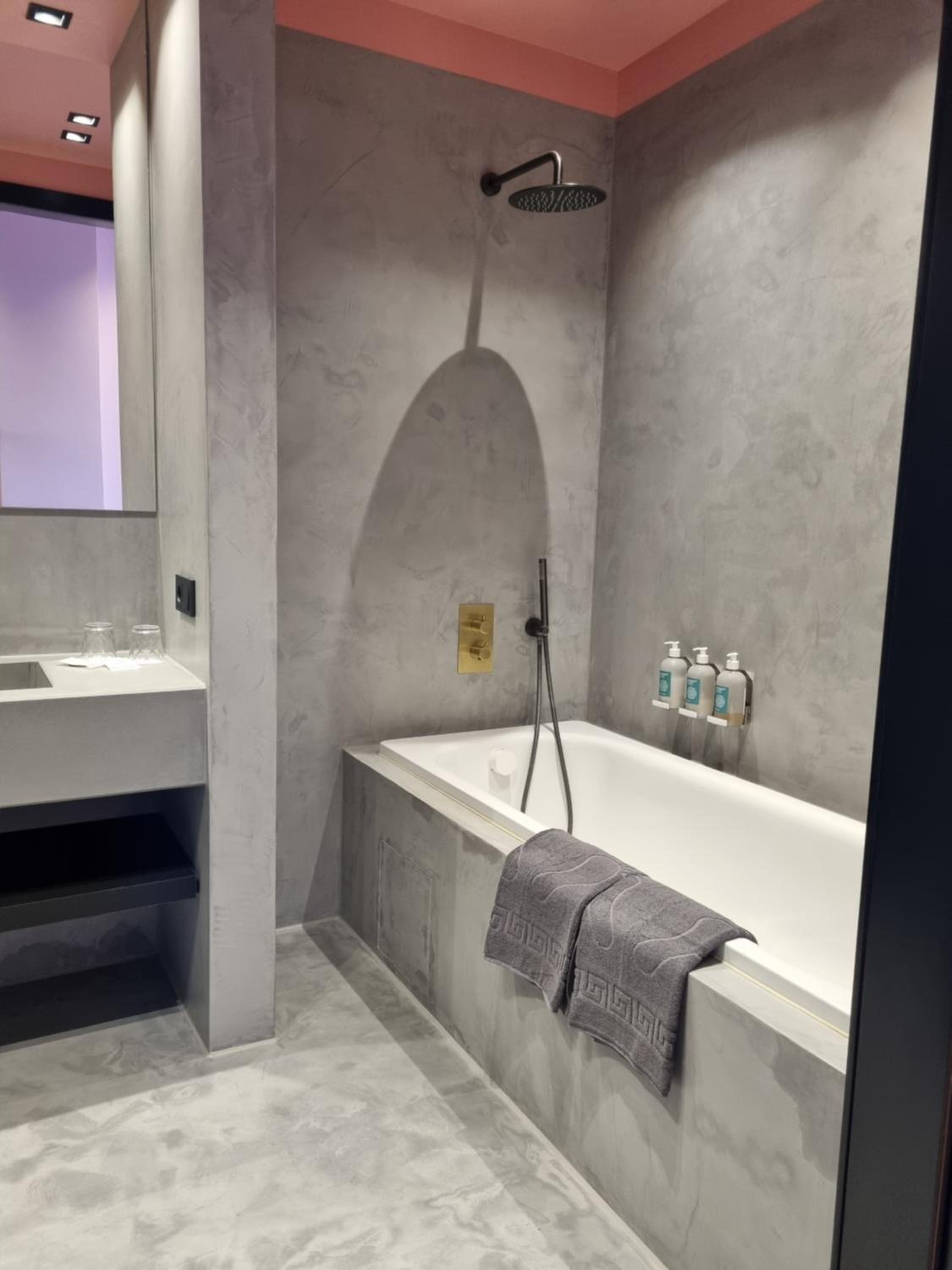 Junior Suite with Balcony - Photo 9