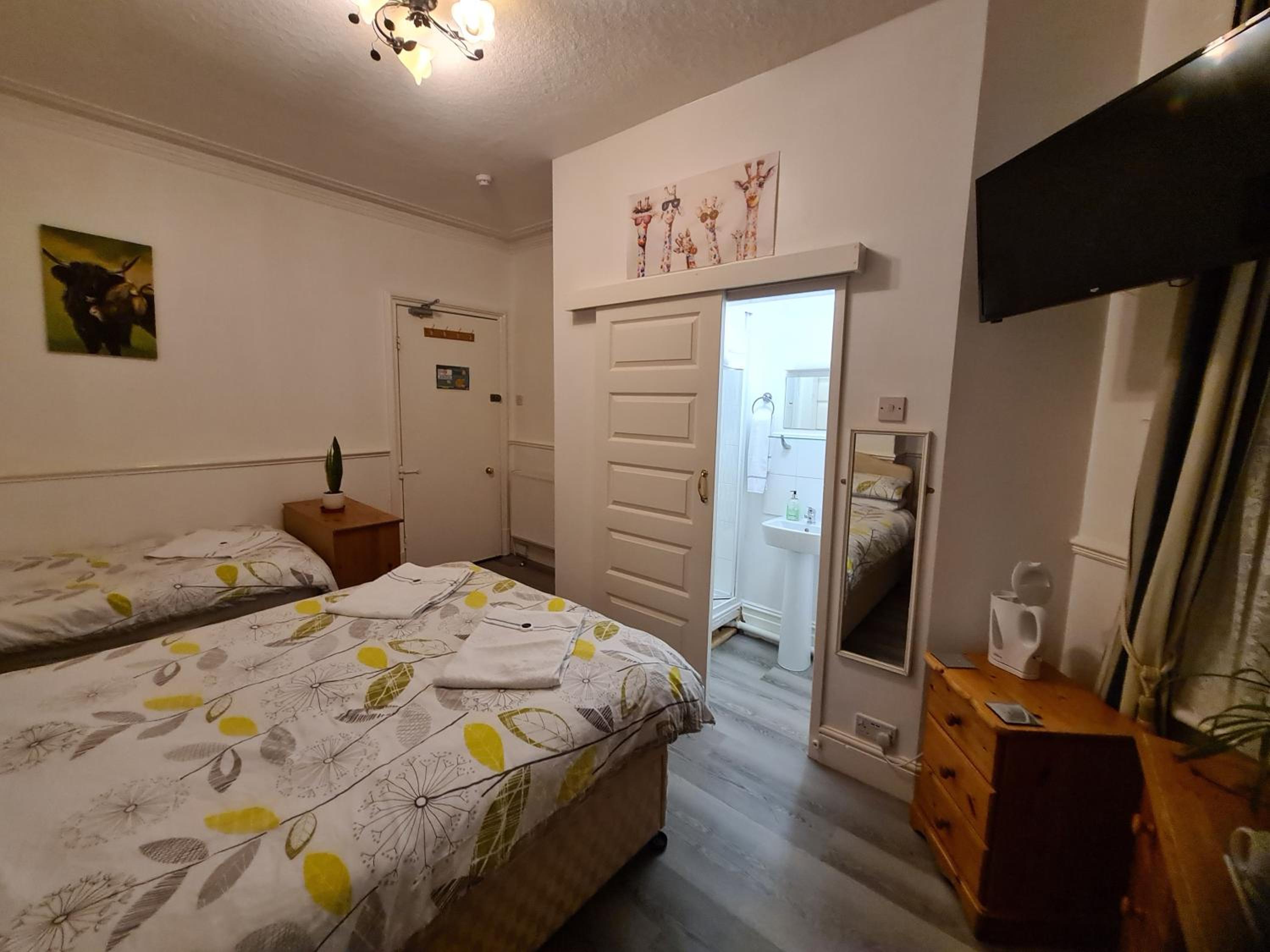 Twin Room with Private Bathroom photo 3