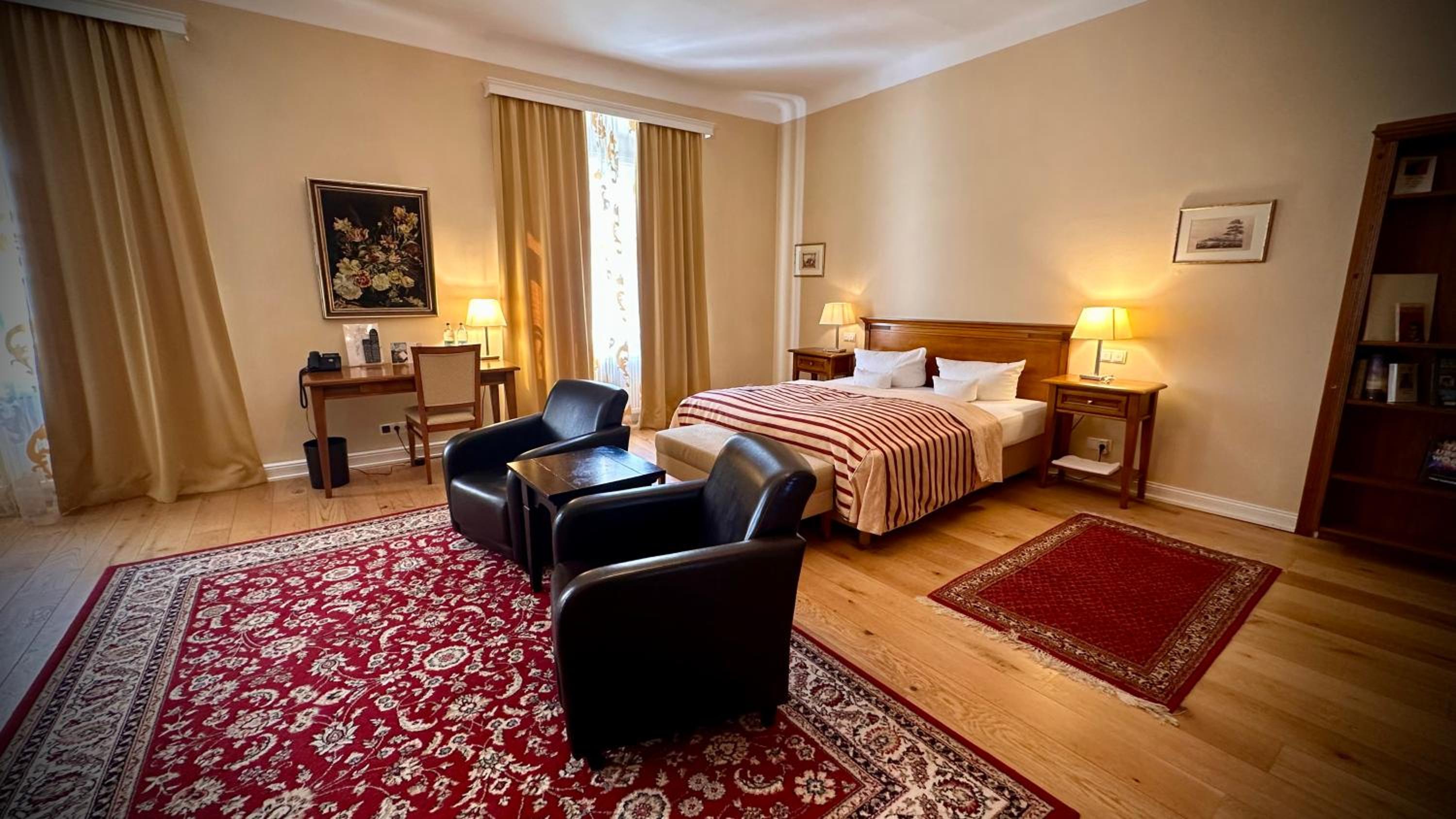 Suite - Photo 1