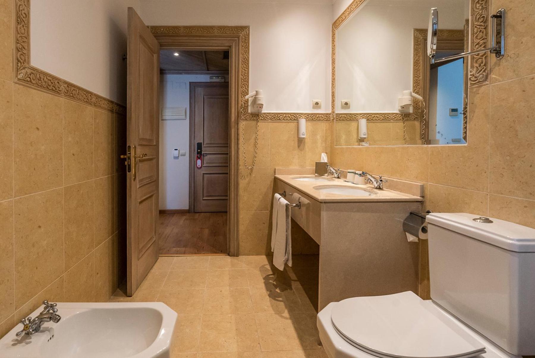 Double Room with Sea View (2 Adults) - Photo 3