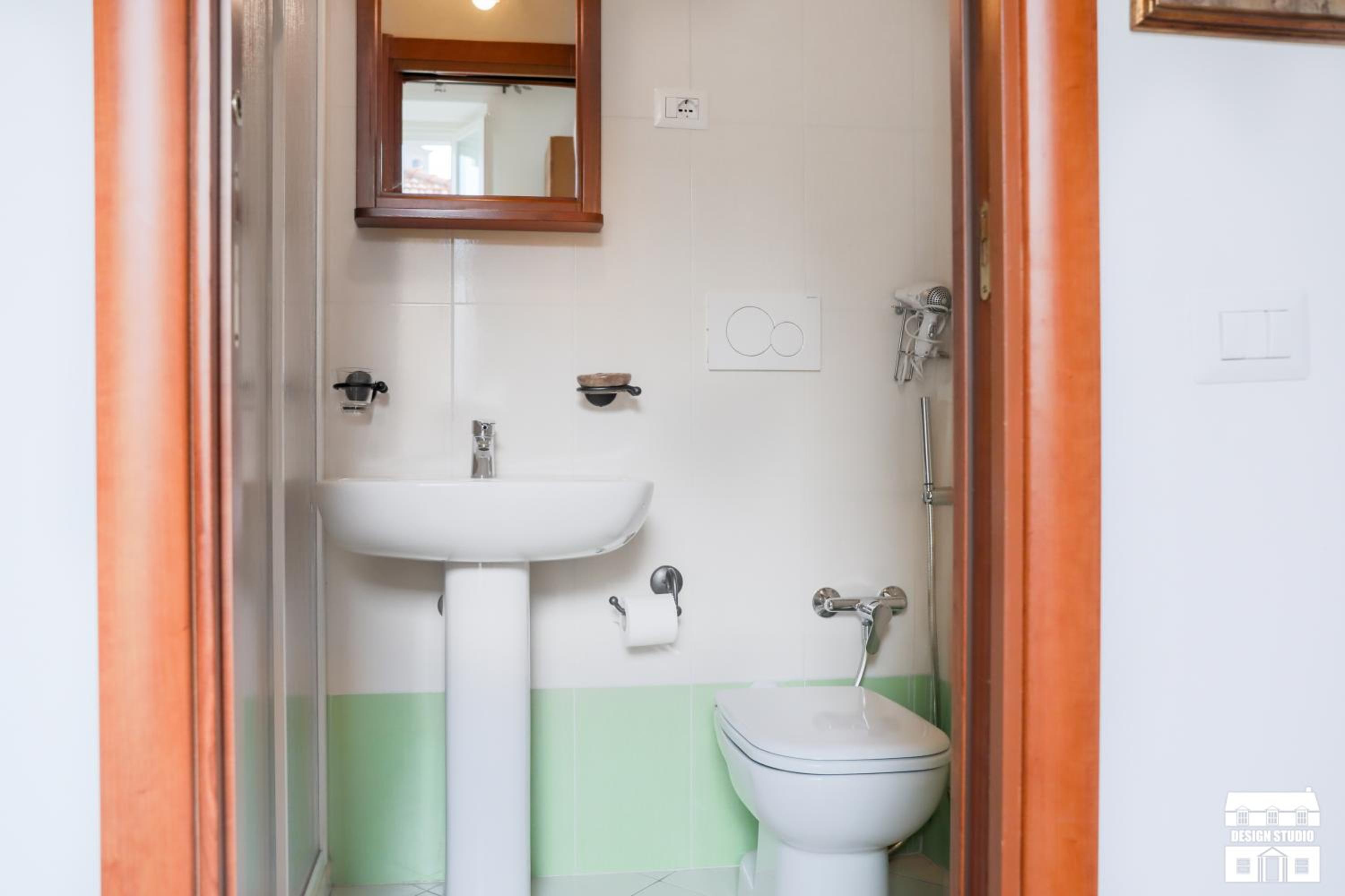 Double Room with Lake View - Photo 12