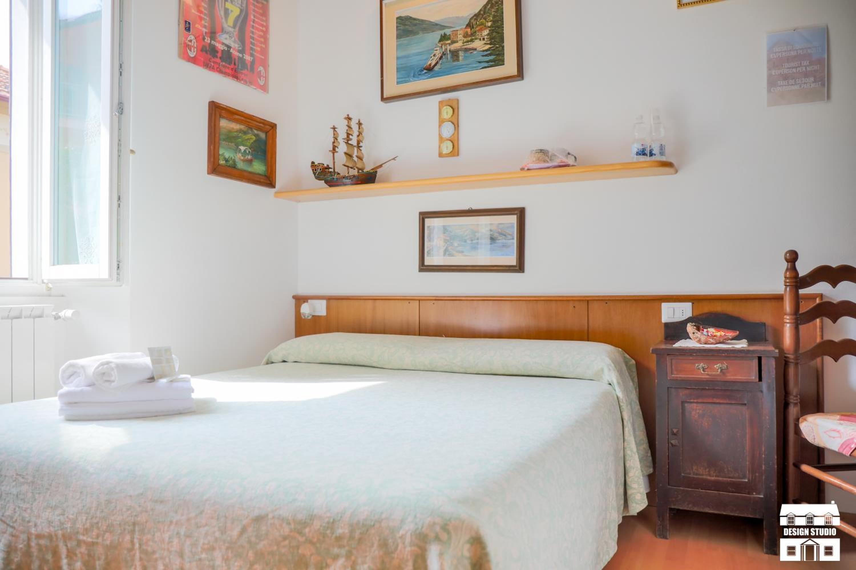 Double Room with Lake View - Photo 9