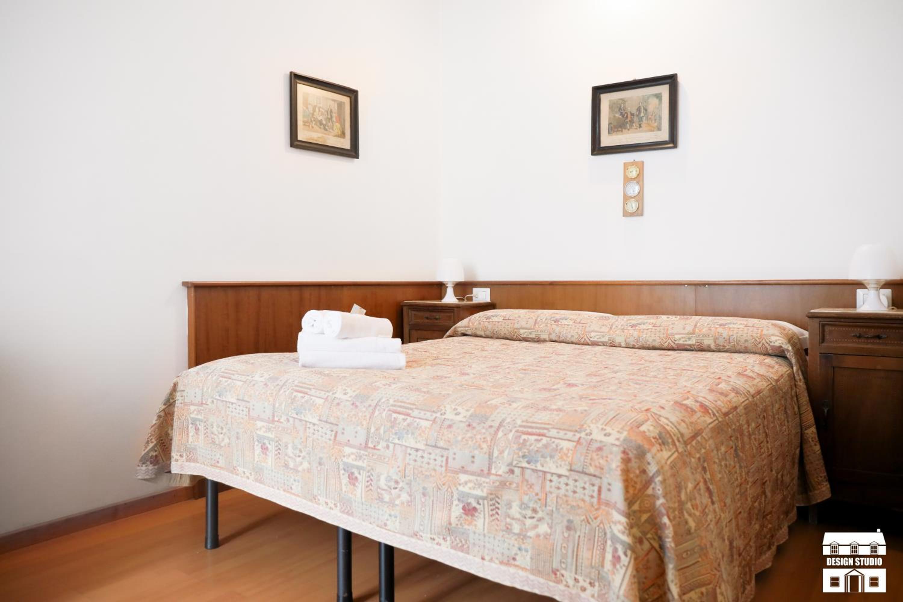 Deluxe Queen Room - Photo 9