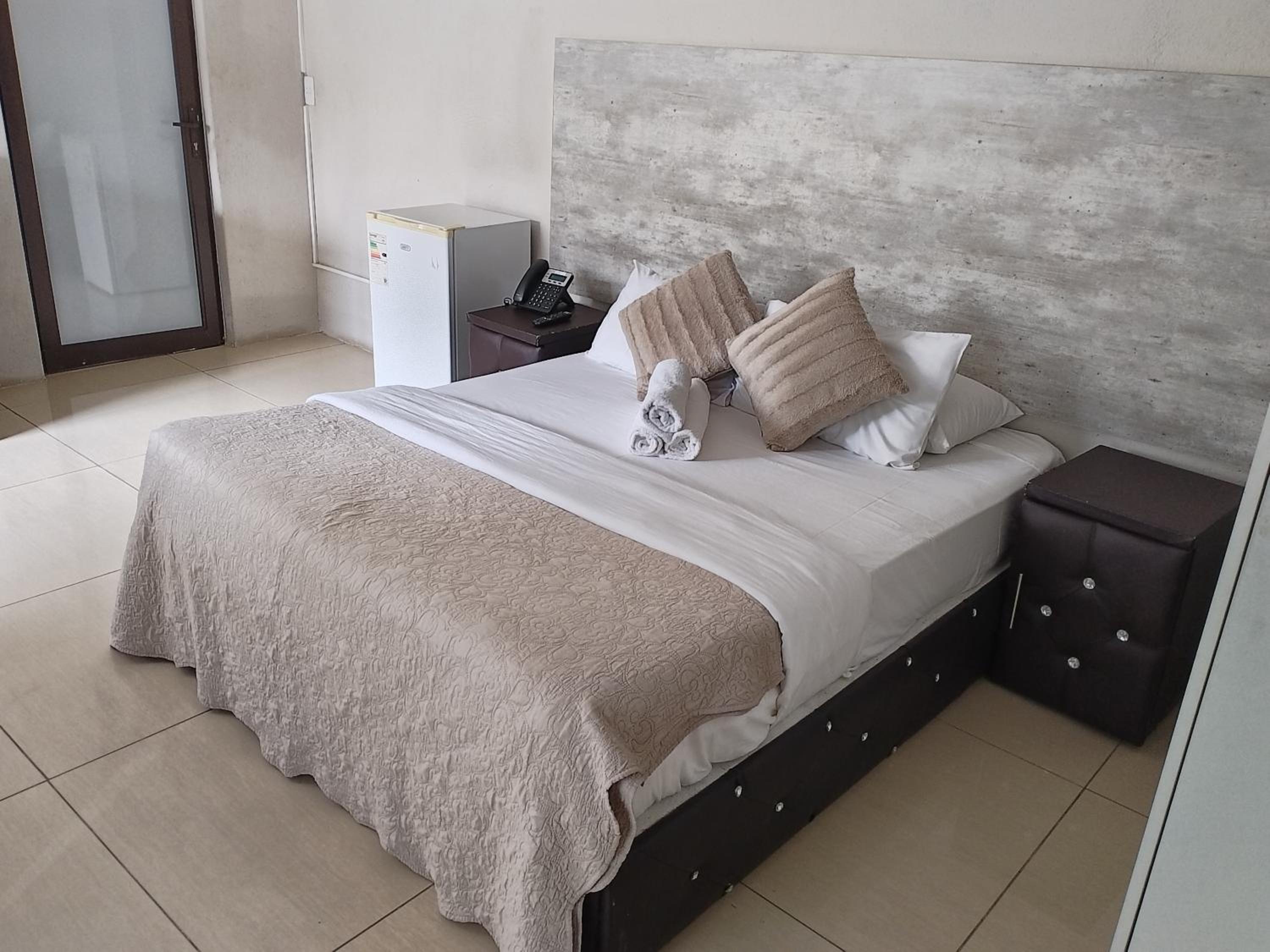 Queen Suite - Photo 8
