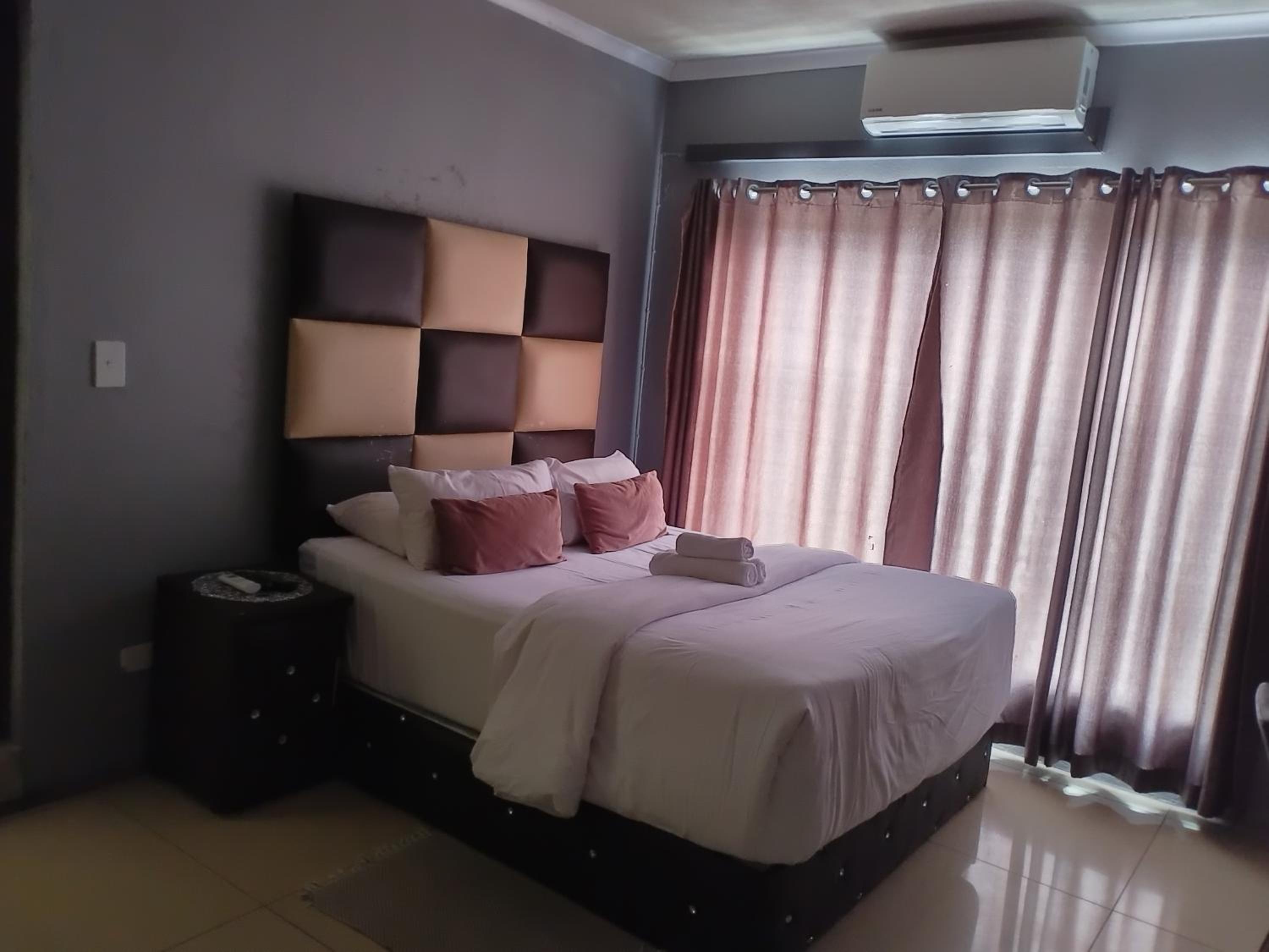 Queen Suite - Photo 7