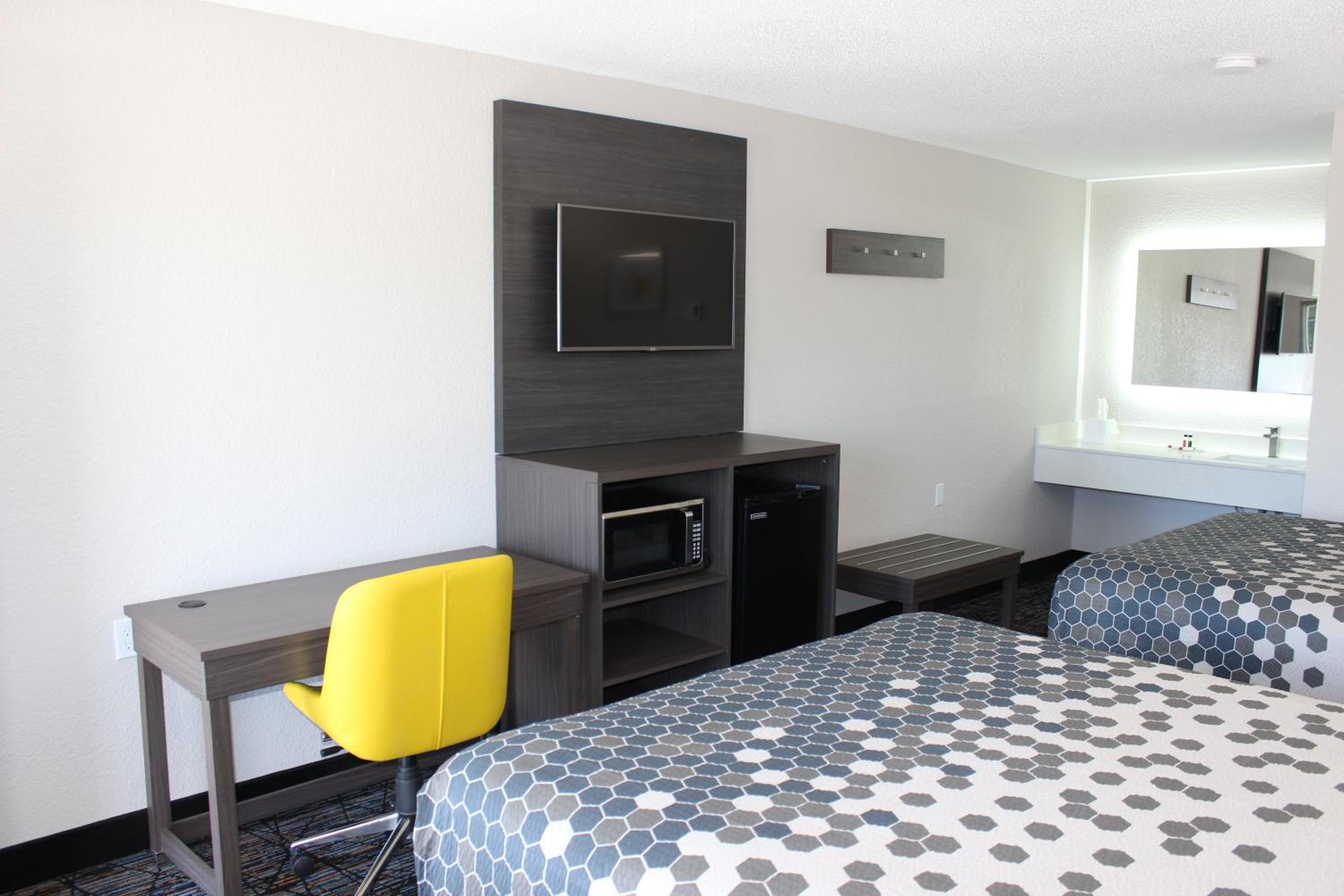 Queen Room with Two Queen Beds - Non-Smoking photo 2