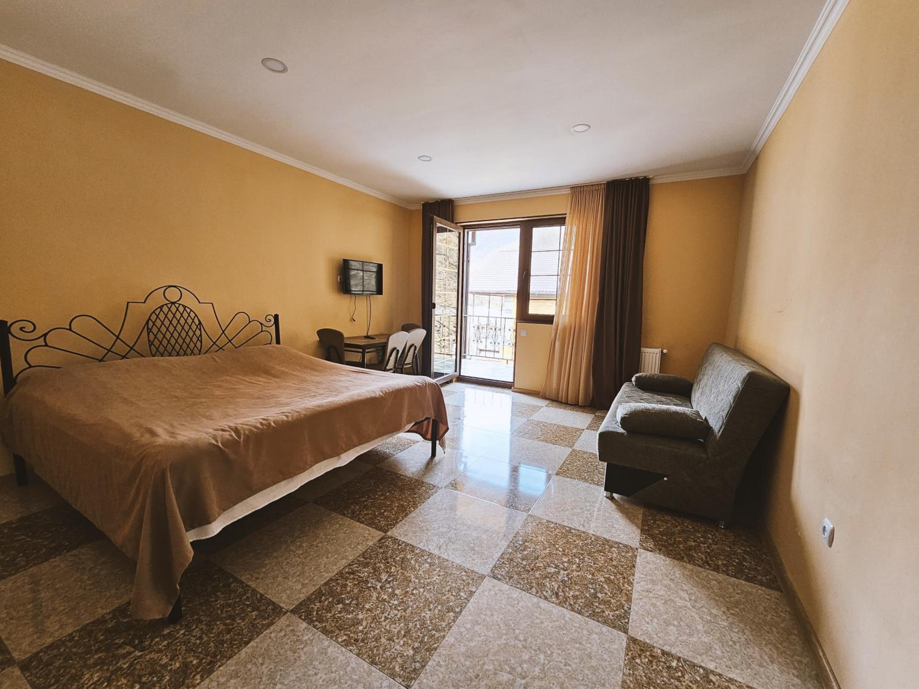 Quadruple Room with Private Bathroom photo 2