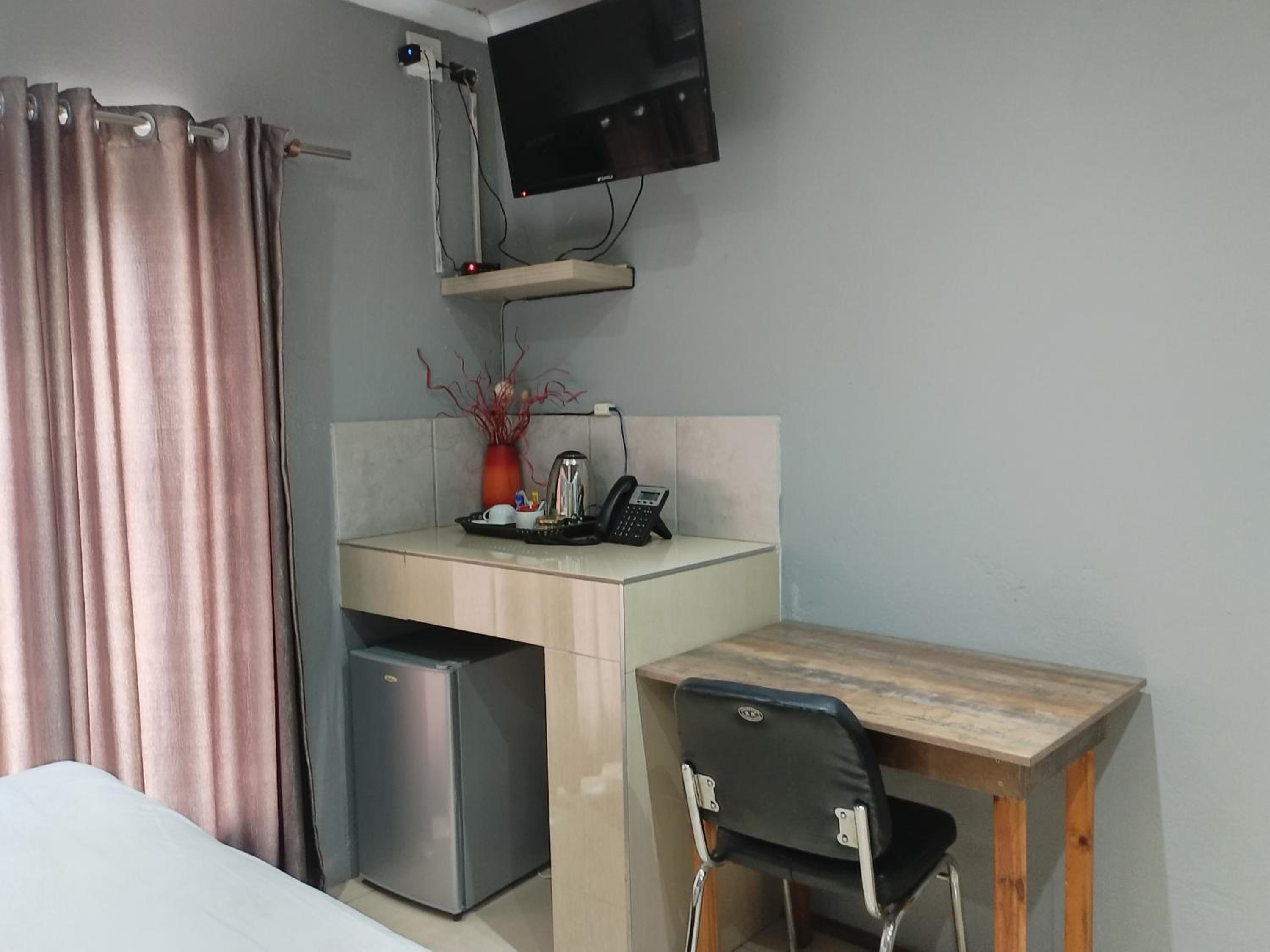 Queen Suite - Photo 2