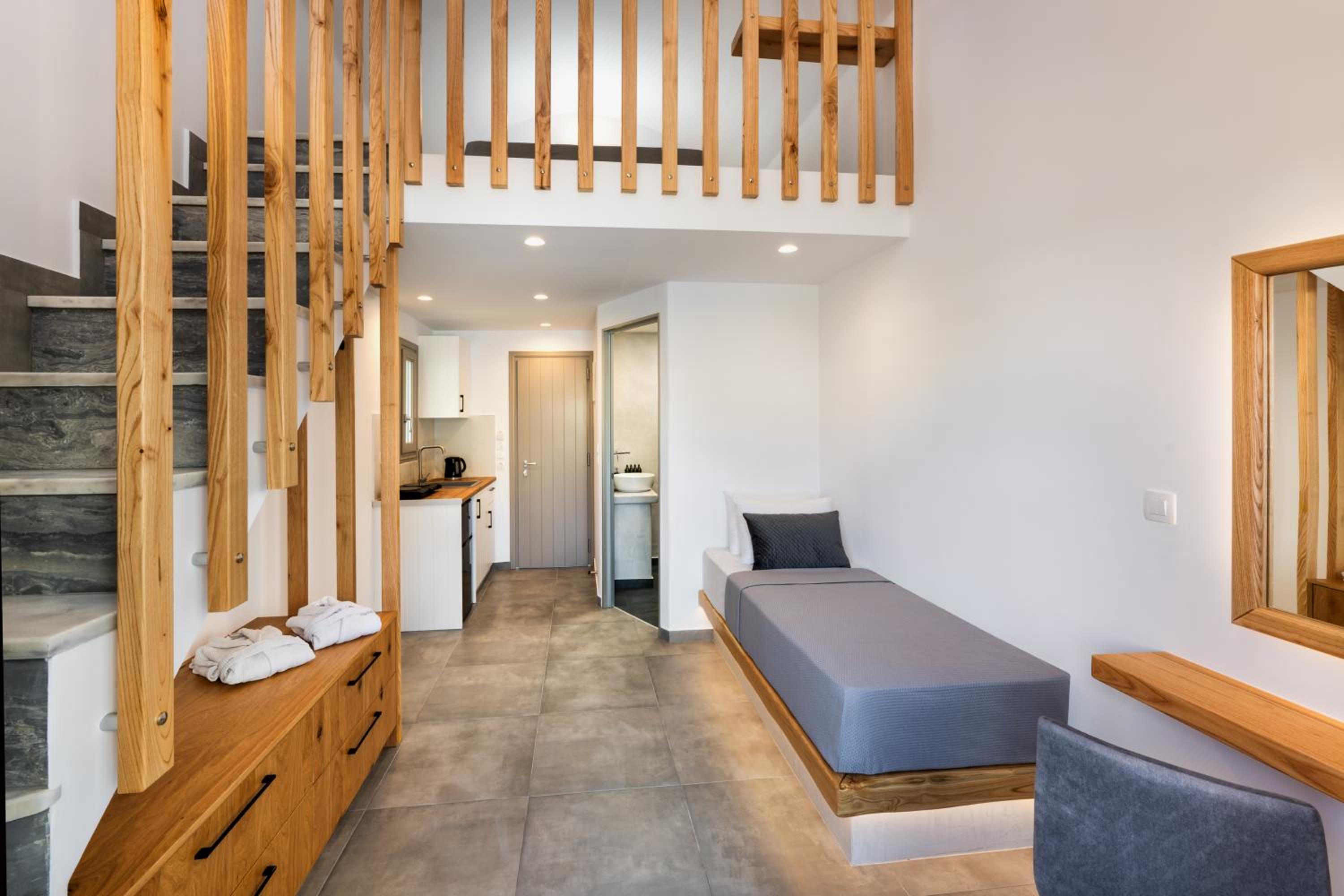 Apartment with Pool View