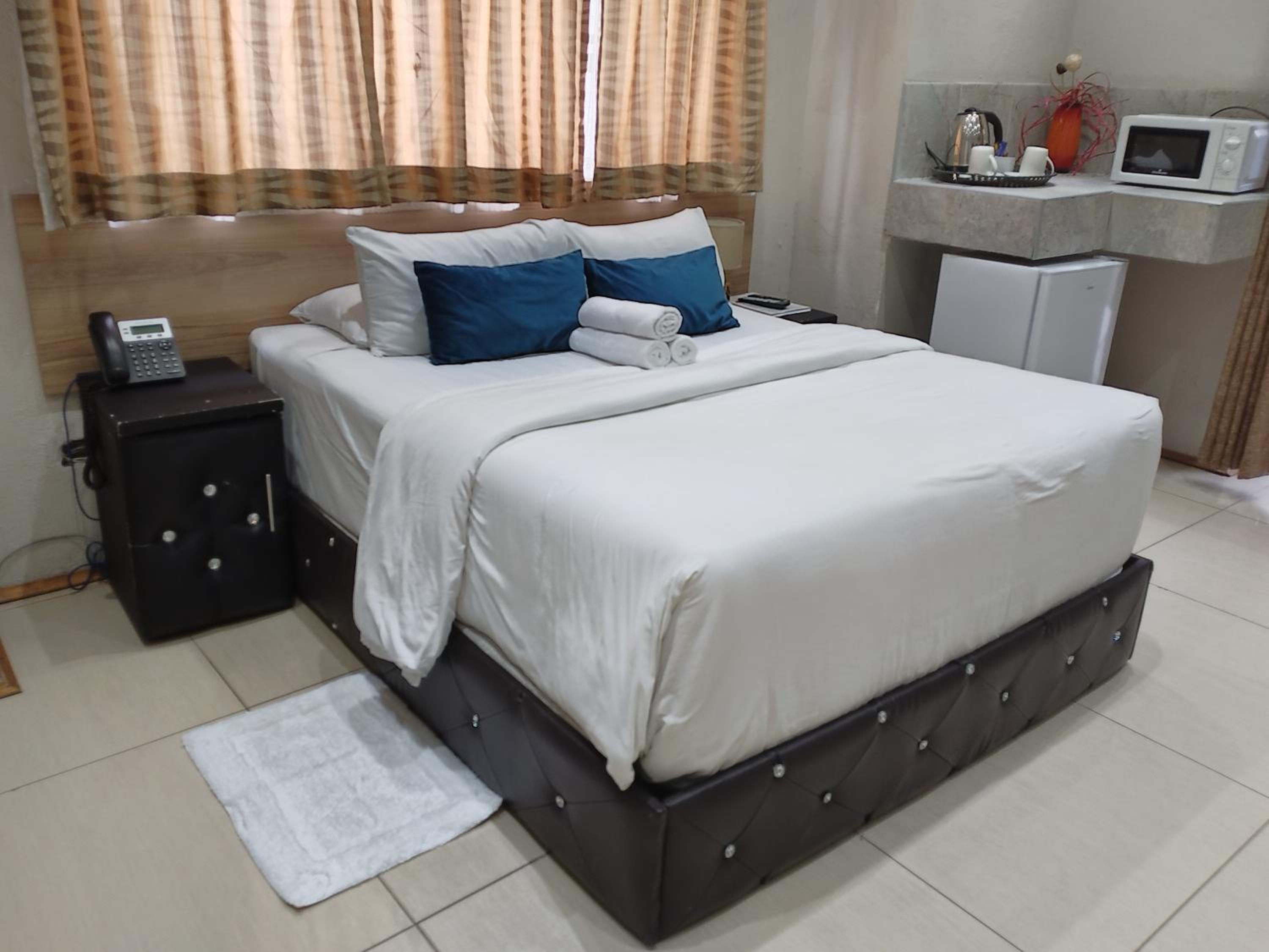 King Suite with Balcony - Photo 2