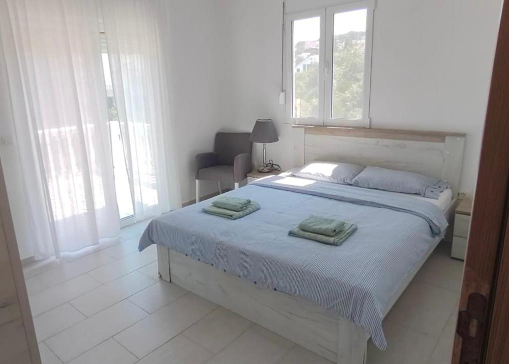 Five-Bedroom House photo 1