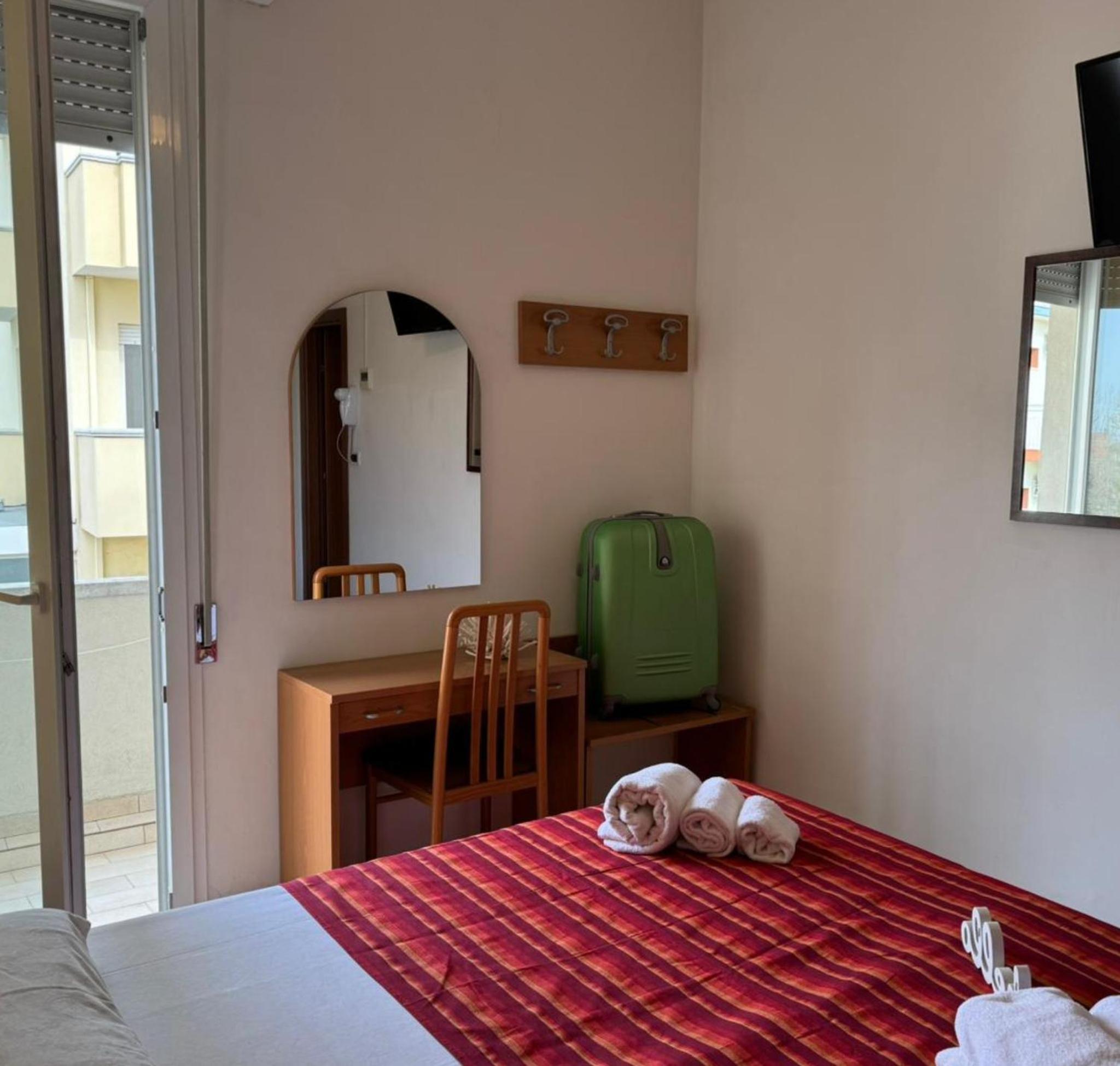 Standard Double or Twin Room - Photo 3
