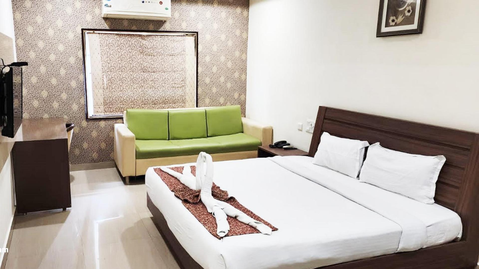 Deluxe Double Room (2 Adults + 1 Child)