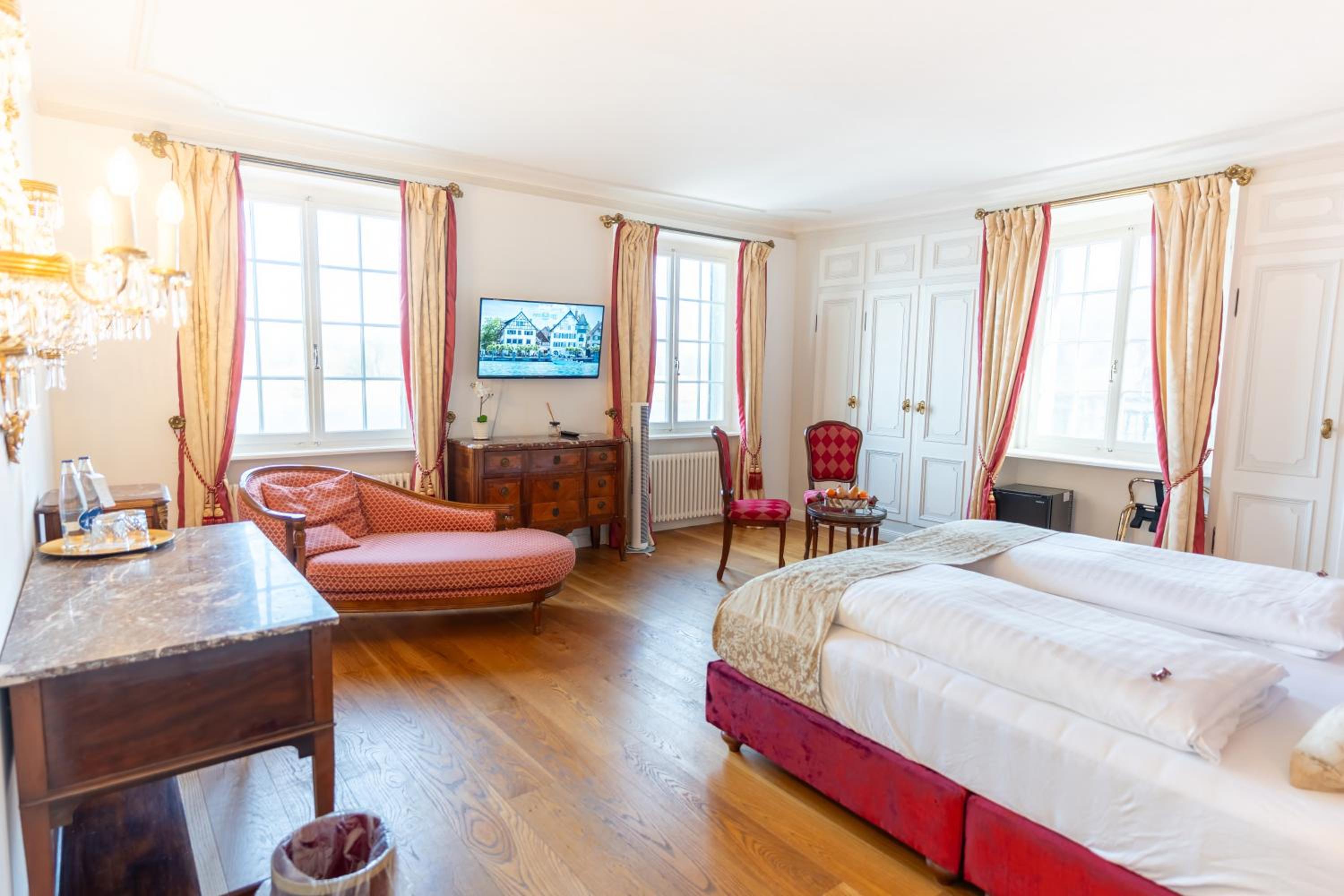 Deluxe Double Room with Lake View - Photo 2