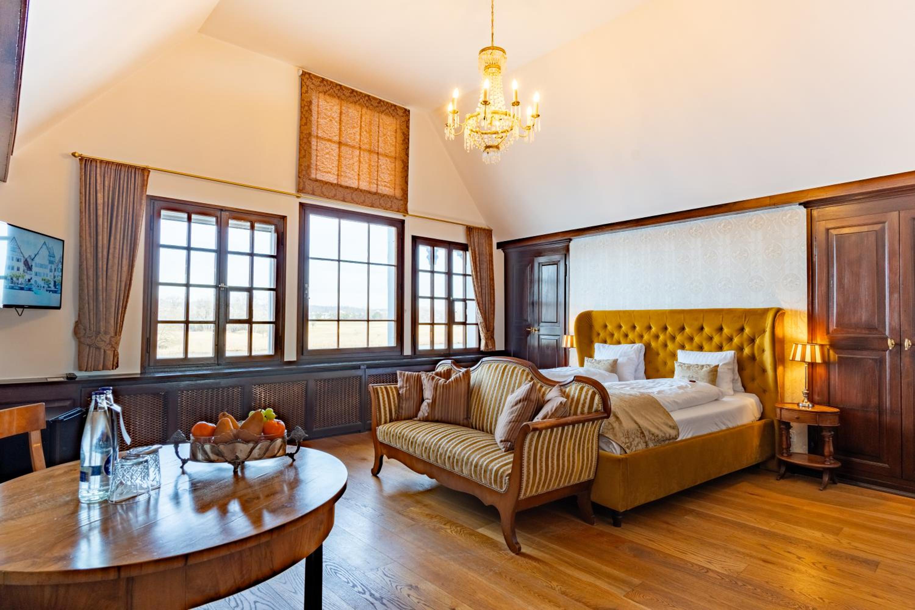 Suite with Lake View - Photo 1