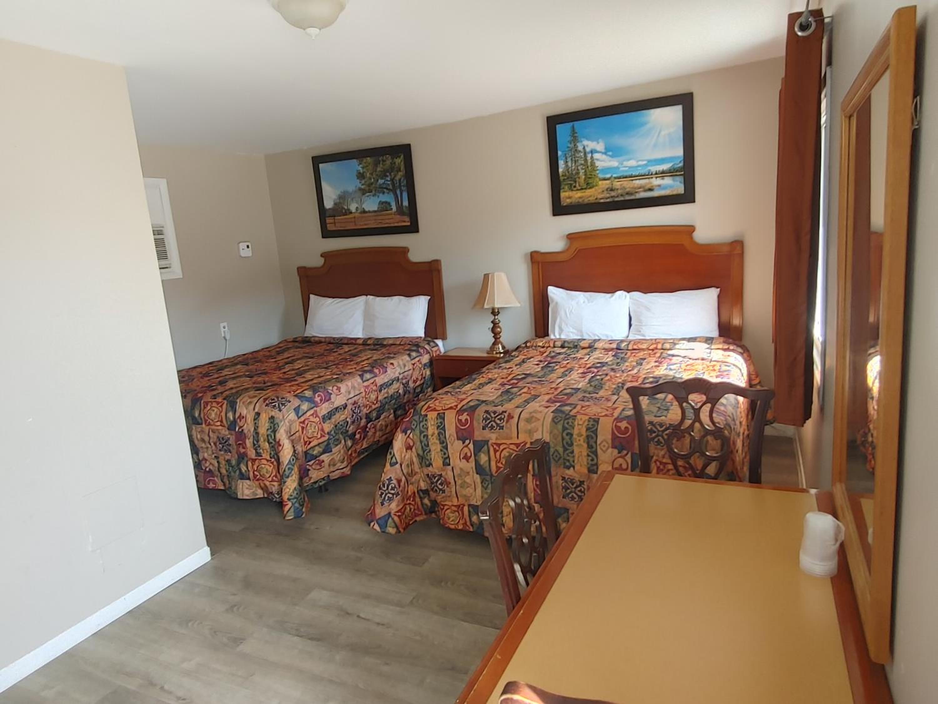 Queen Room with Two Queen Beds photo 3