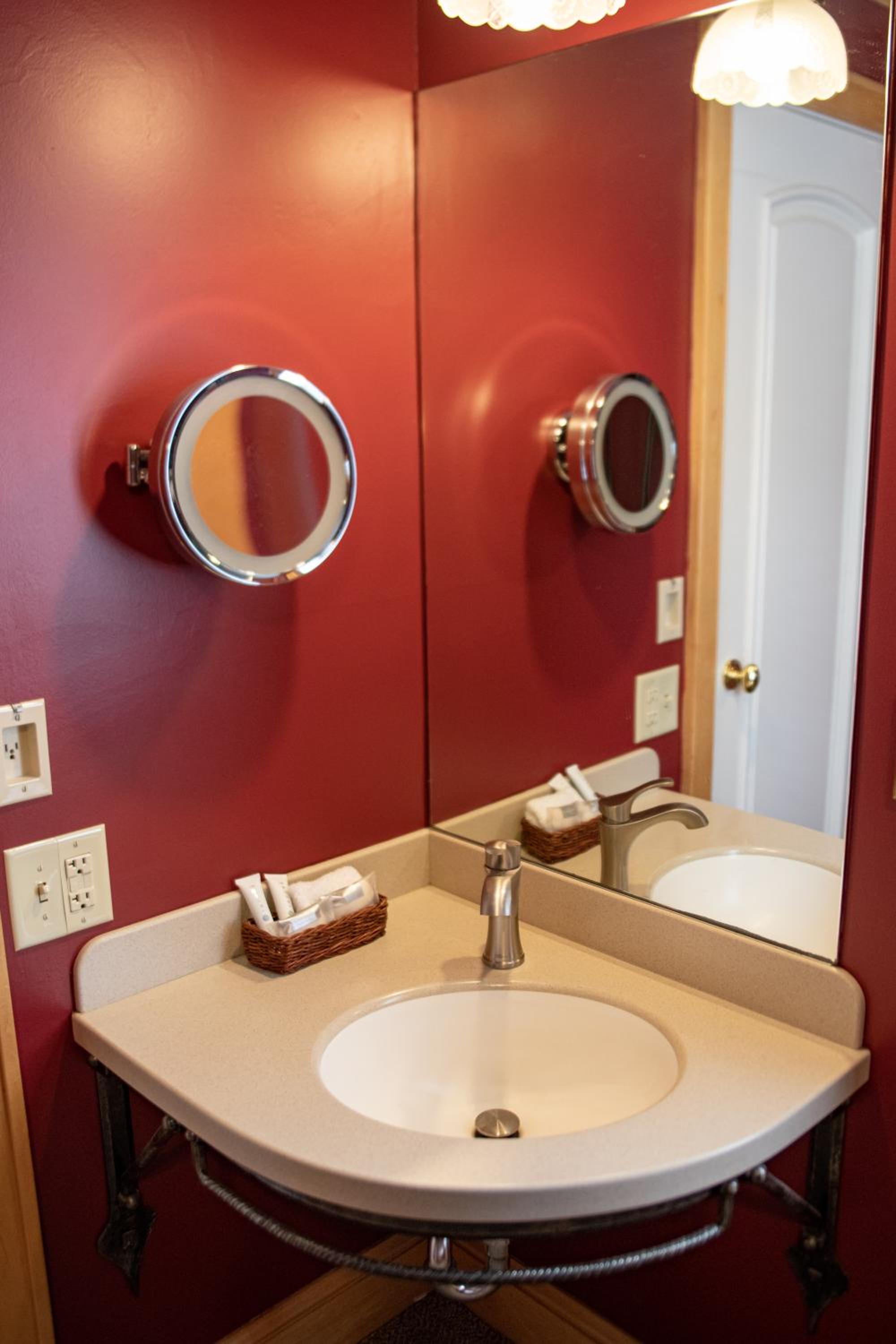 Queen Suite - Photo 3