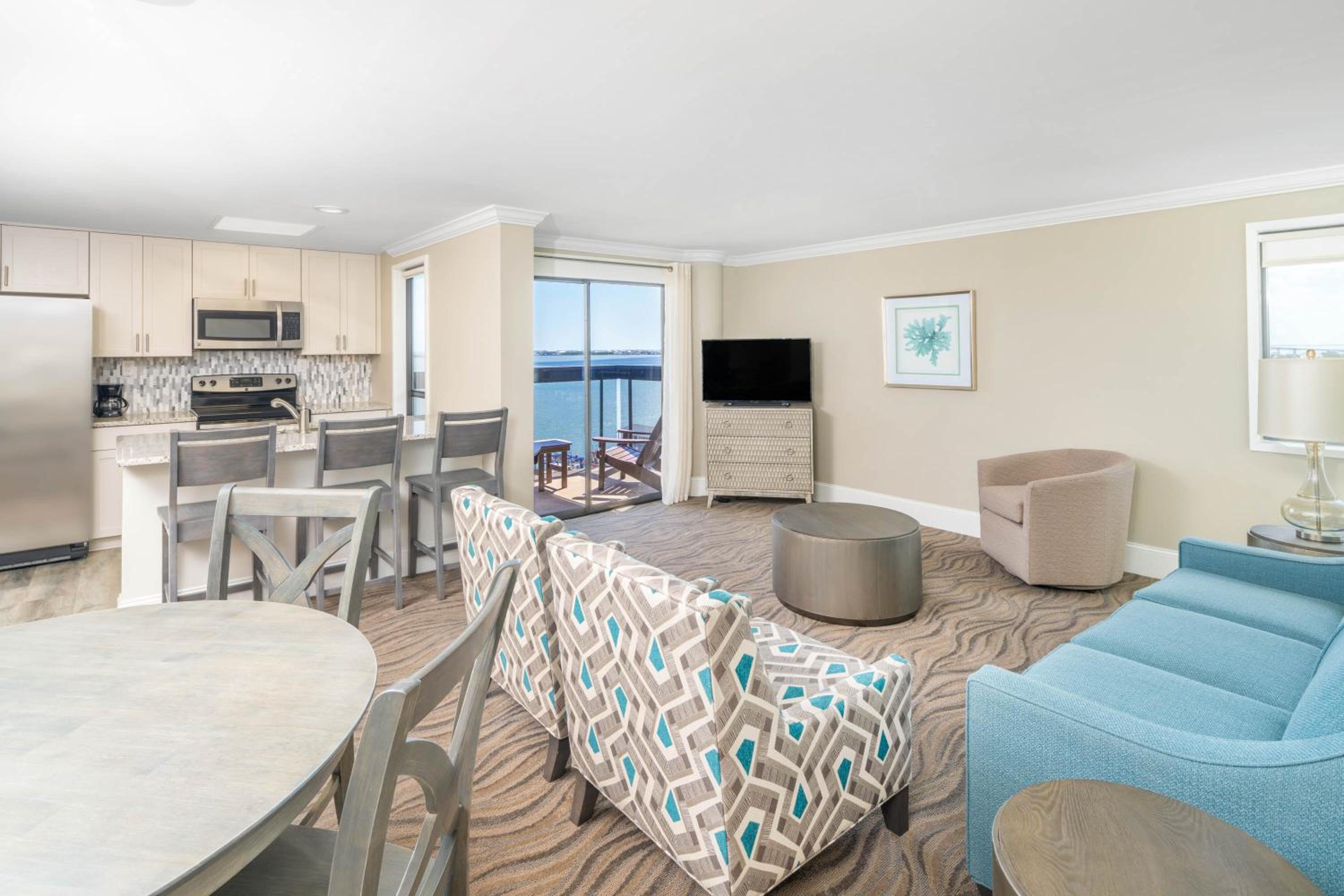 1 Queen Bed Suite (Water View) photo 3