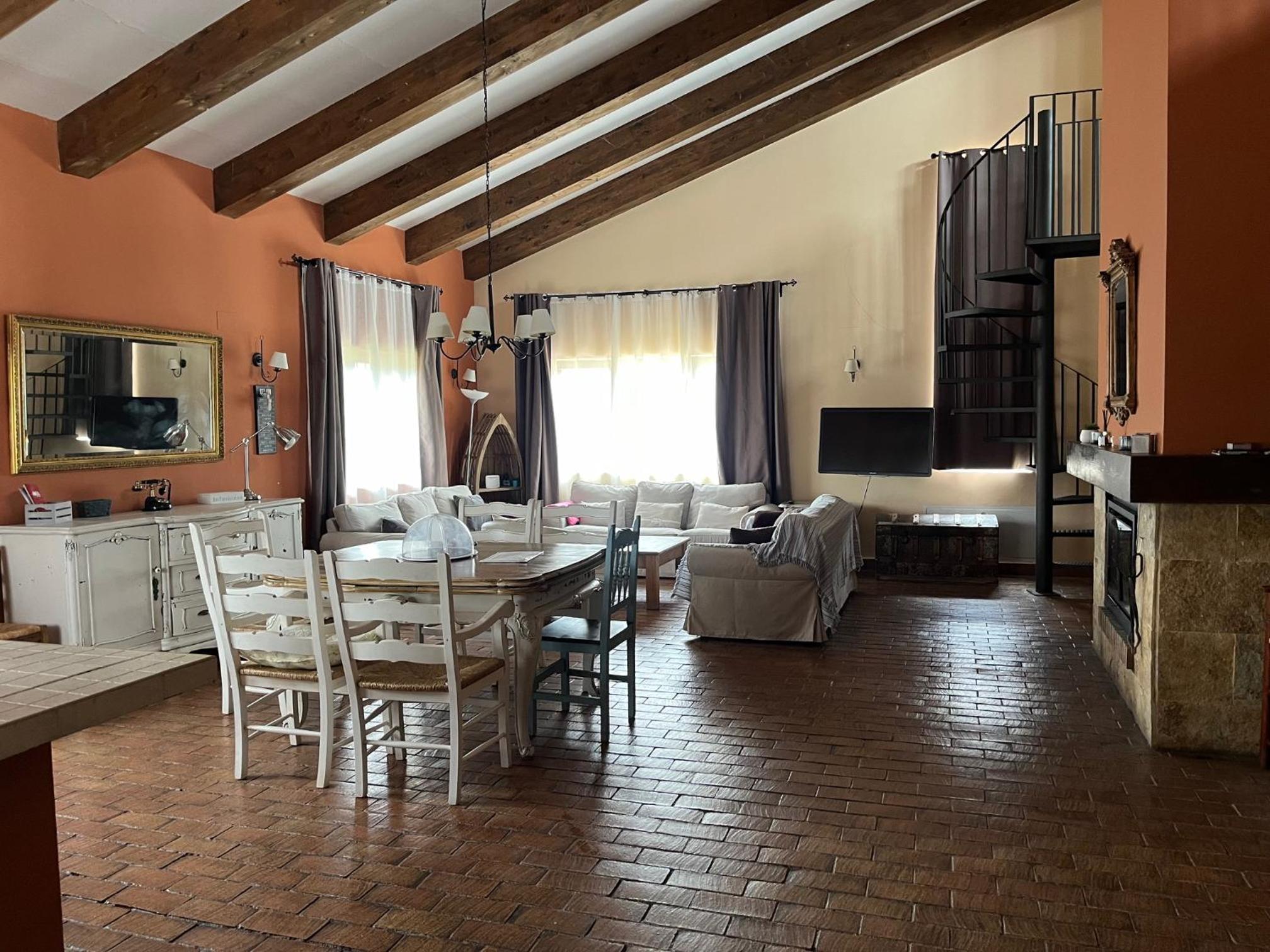 Five-Bedroom House photo 3