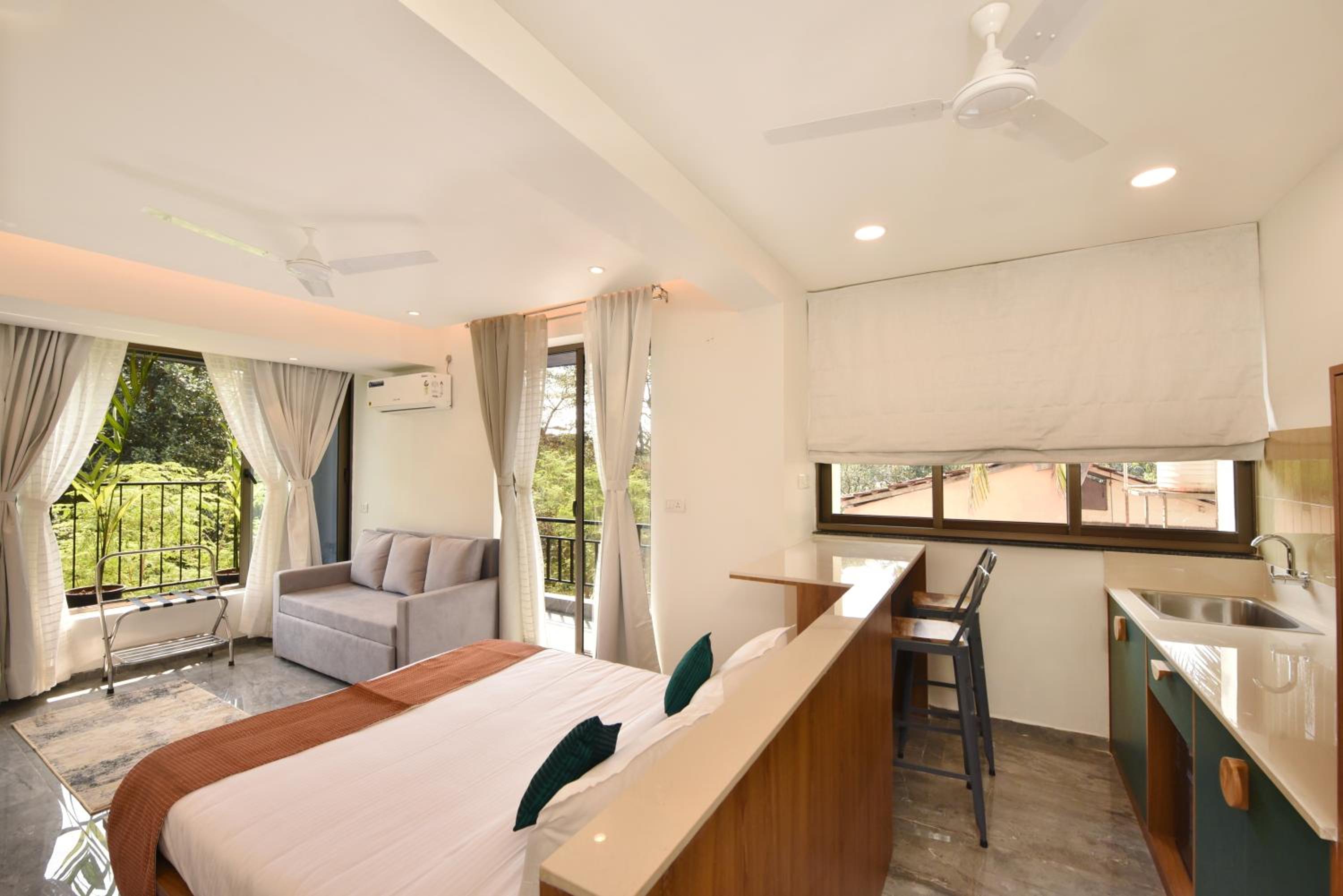 Double Room with Balcony (2 Adults + 1 Child)