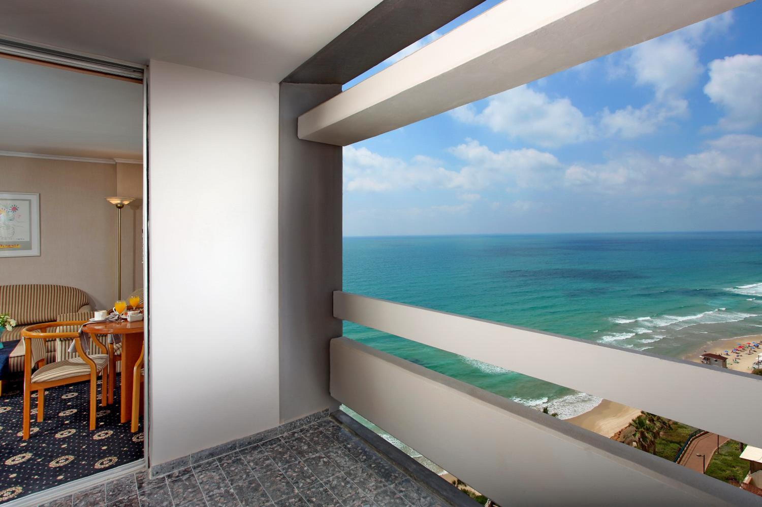 Junior Suite with Balcony and Sea View - Photo 3