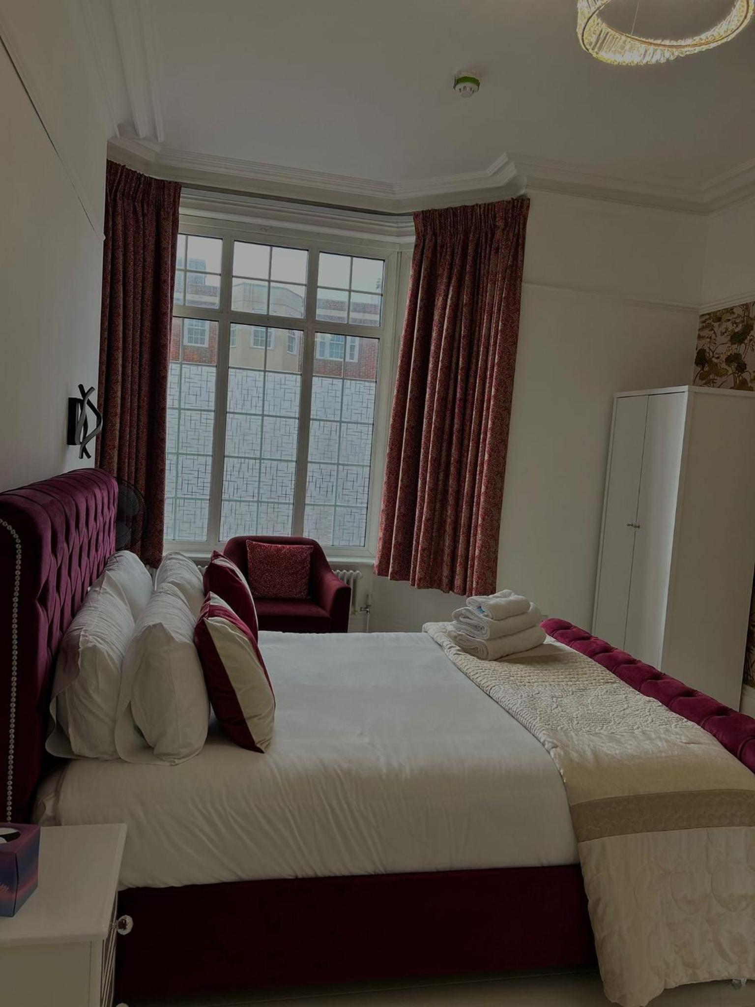 Luxury Double Room With Jacuzzi Bath - Photo 12