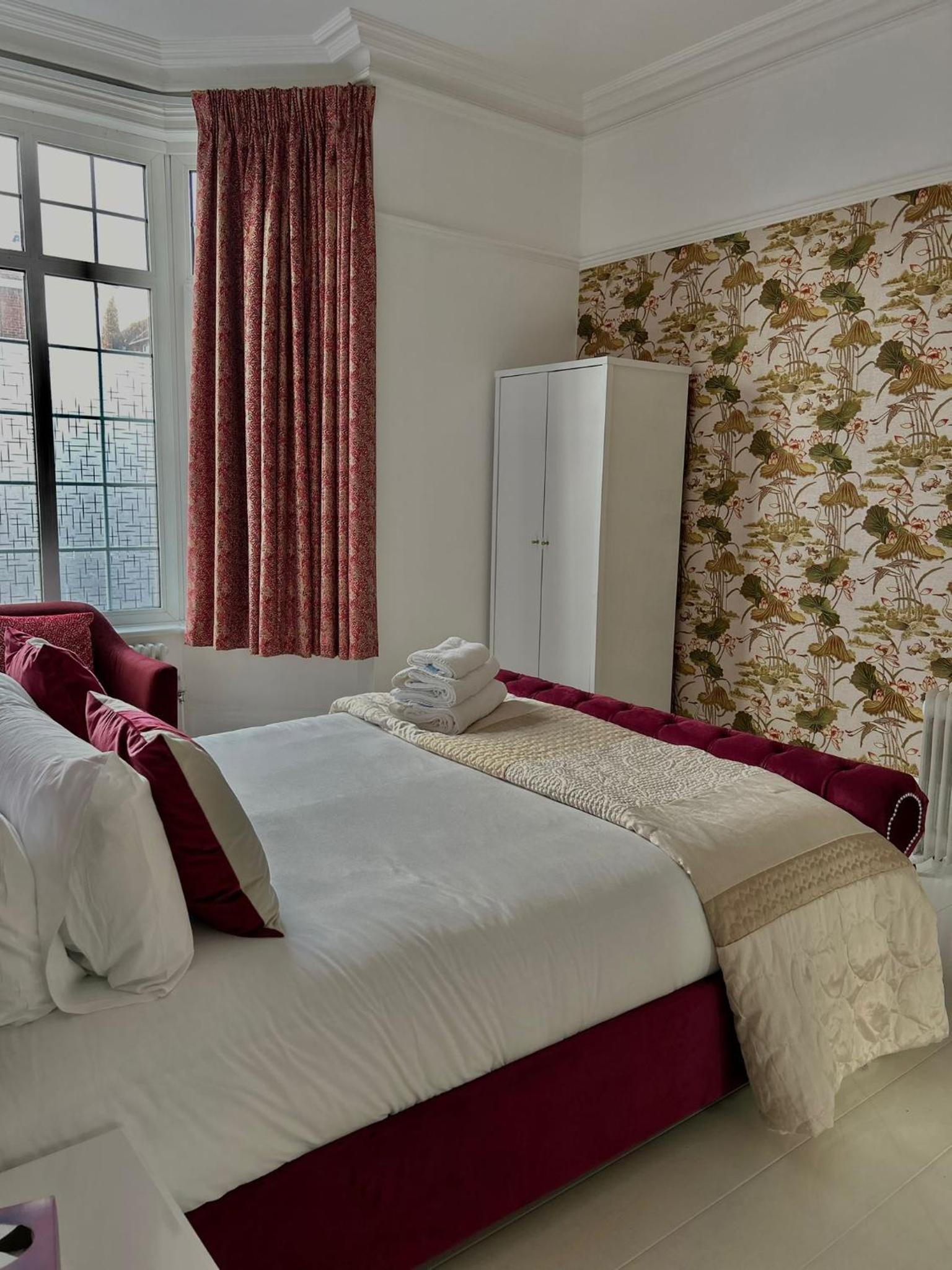 Luxury Double Room With Jacuzzi Bath - Photo 11
