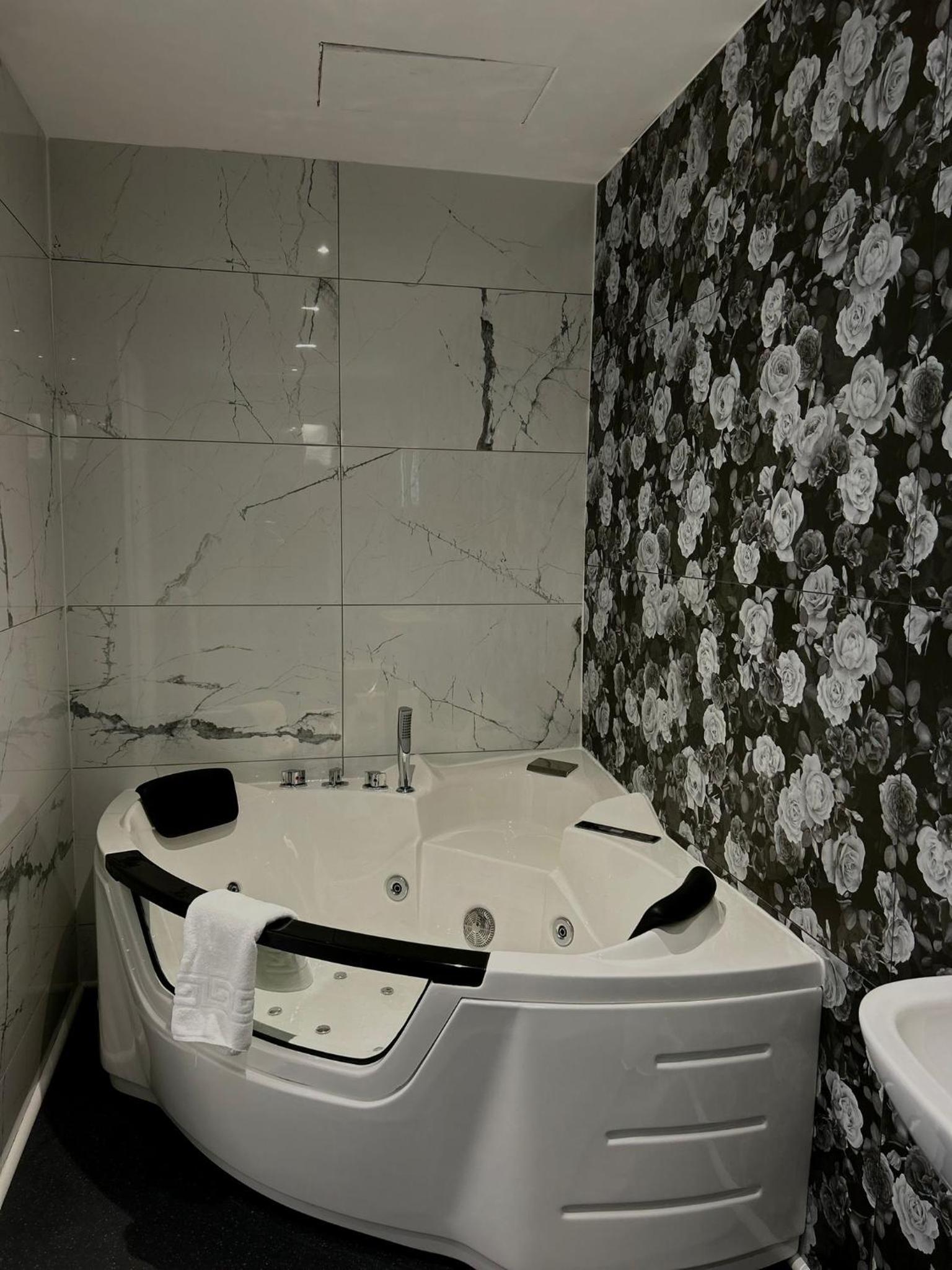 Luxury Double Room With Jacuzzi Bath - Photo 8
